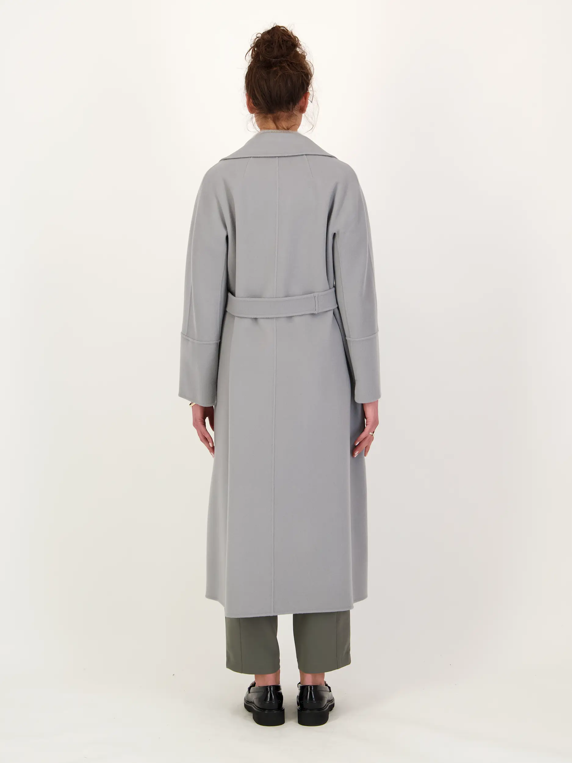 Mantel 'Melisa' - Artikel Rückseite getragen von einem Modell - Farbe: Grau