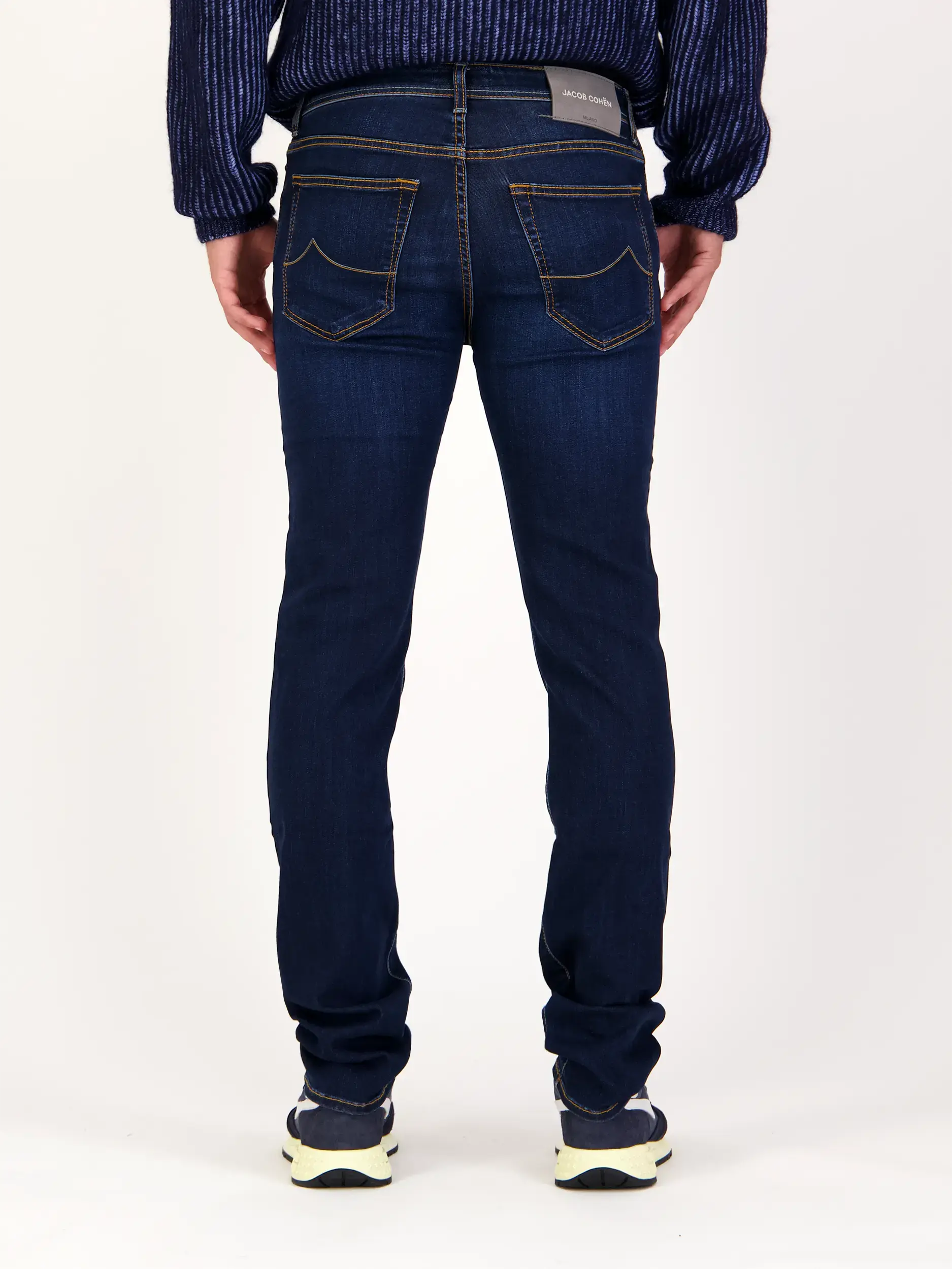 Mid Rise Slim Fit Jeans 'Bard'  - Artikel Rückseite getragen von einem Modell - Farbe: Blau