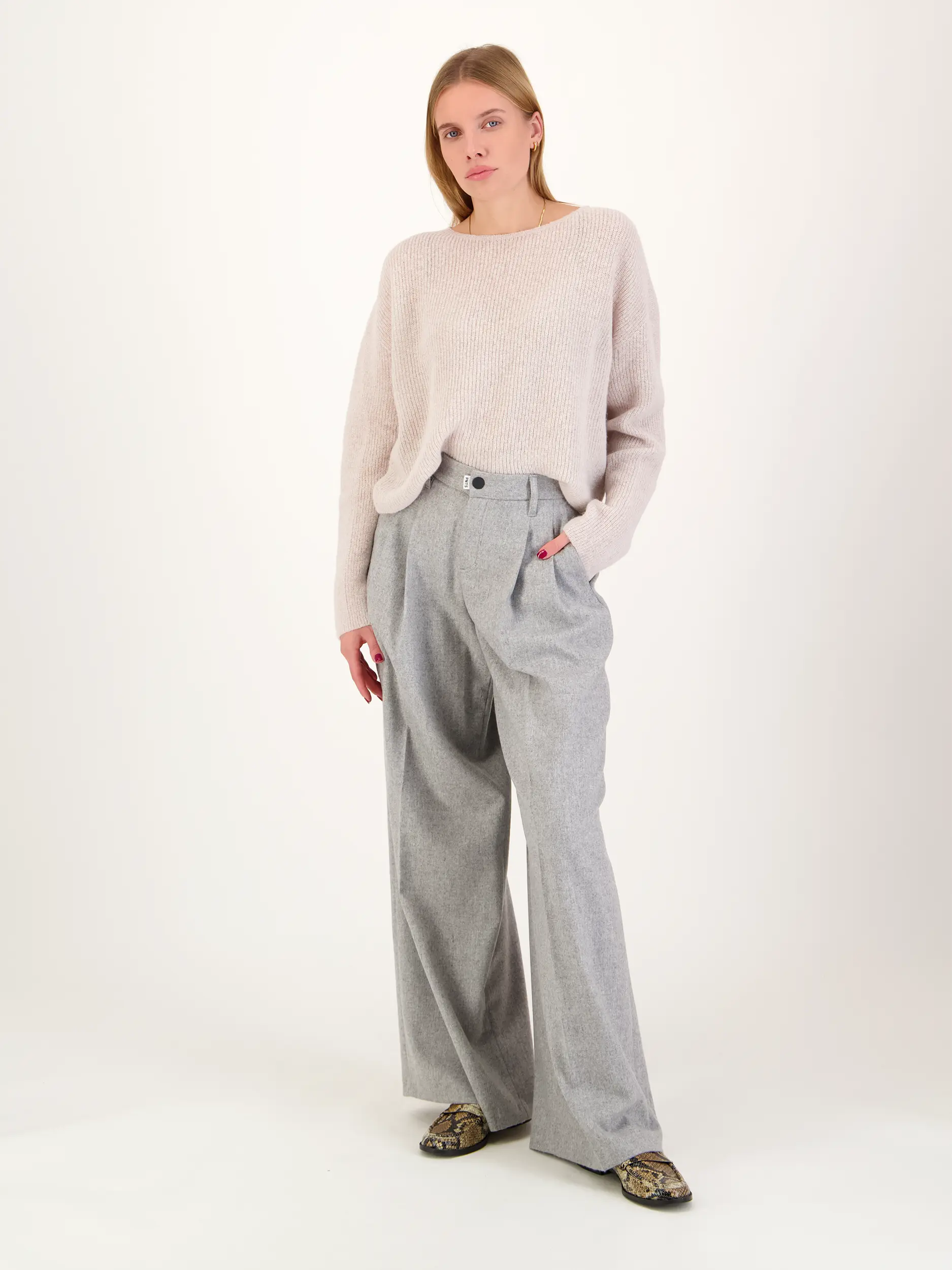 Pullover 'Imeny' langarm - Artikel Teil eines Outfits getragen von einem Modell - Farbe: Creme