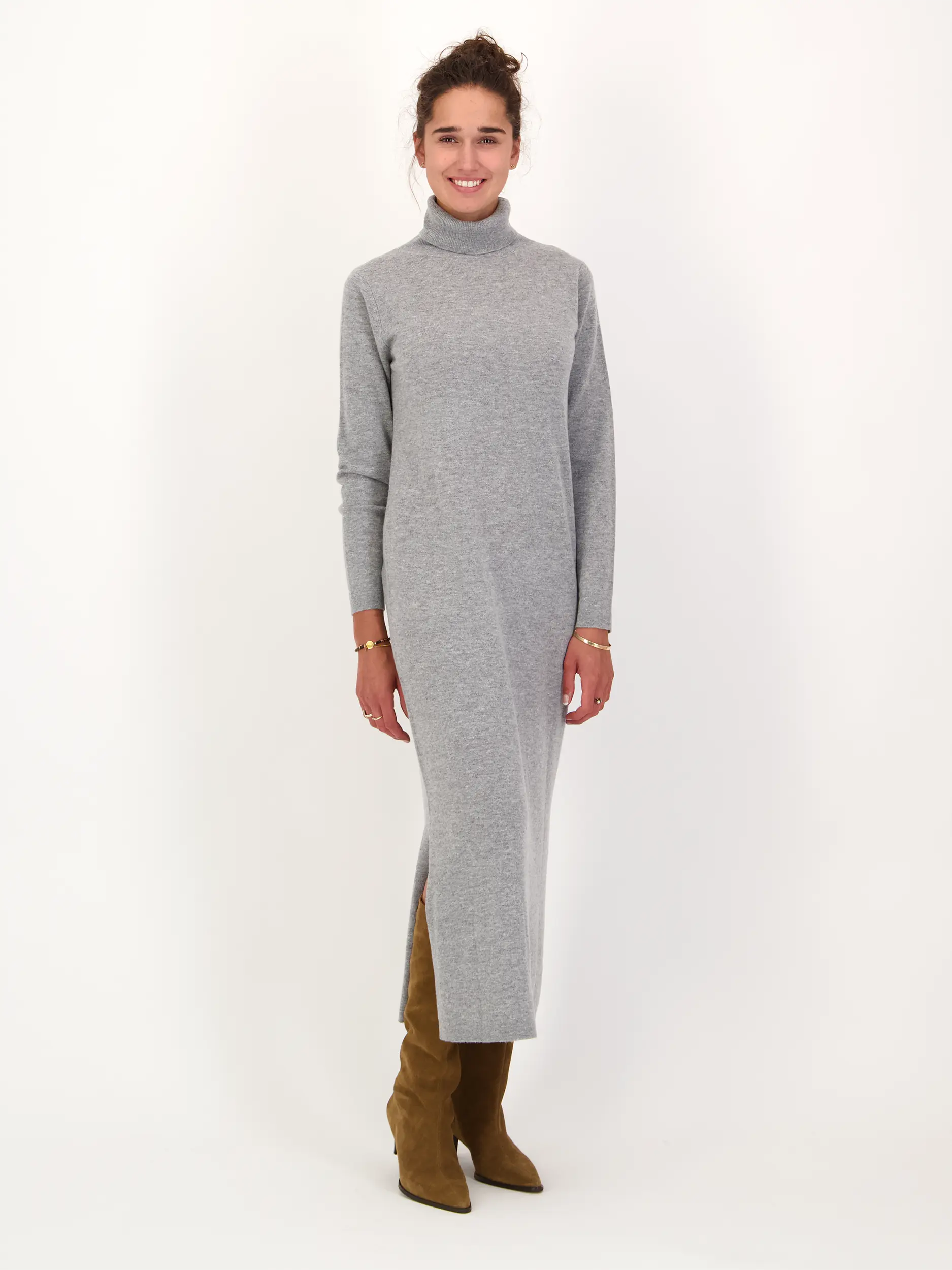 Maxi Strickkleid aus Woll-Mix  - Artikel Vorderseite getragen von einem Modell - Farbe: Grau