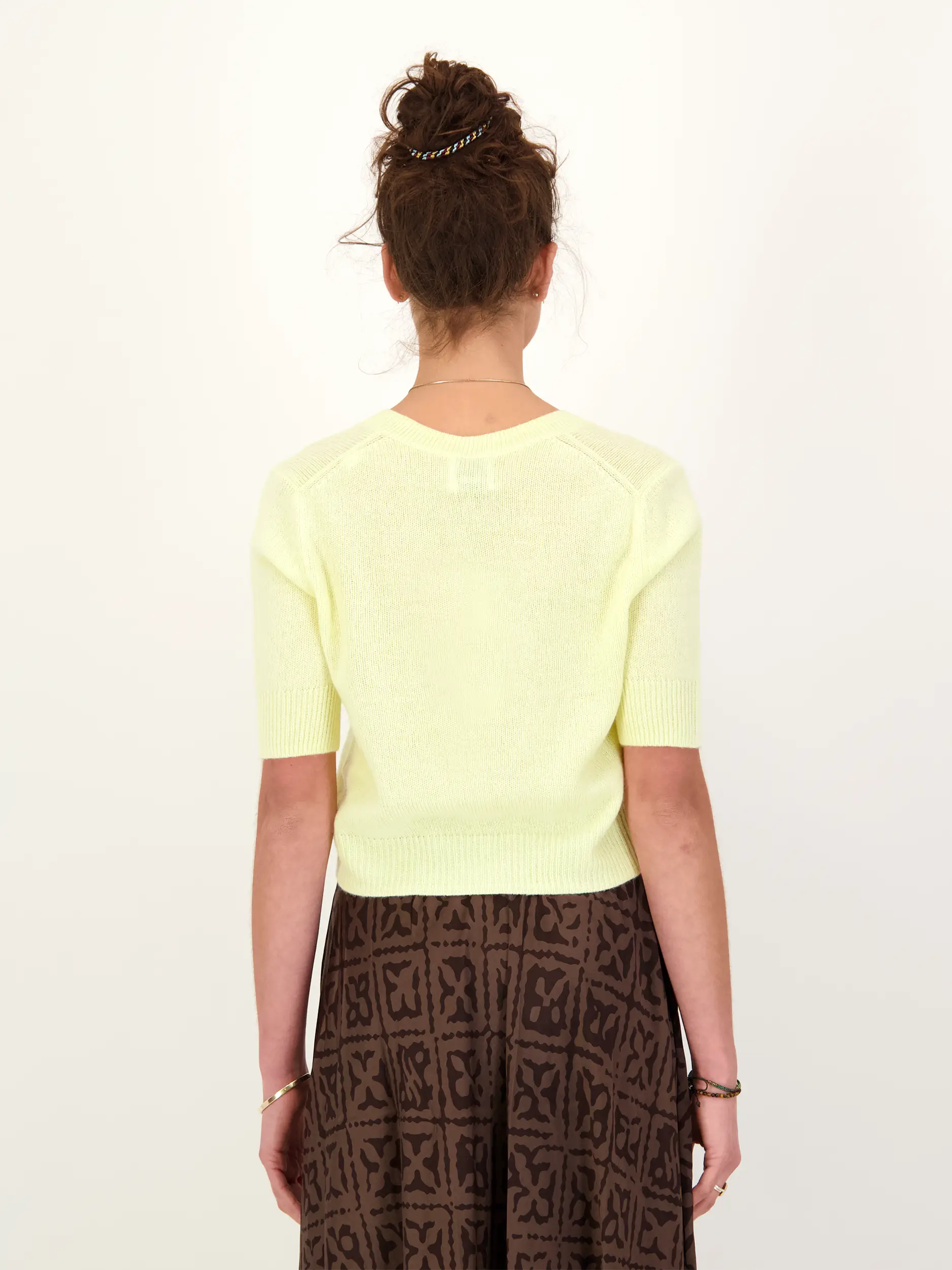 Strickjacke aus Kaschmir kurzarm - Artikel Rückseite getragen von einem Modell - Farbe: Gelb