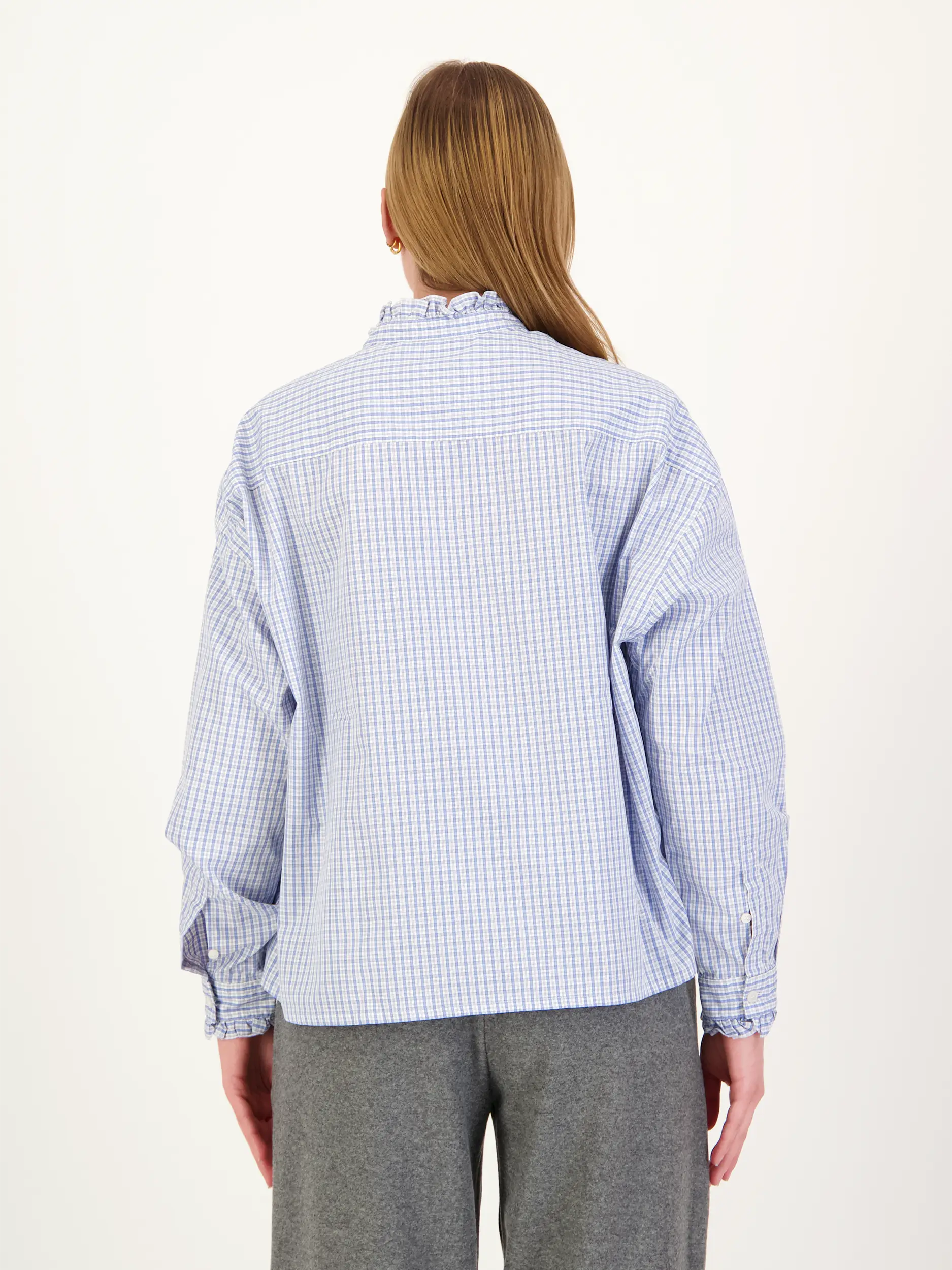 Karierte Baumwollbluse 'Juliette' langarm - Artikel Rückseite getragen von einem Modell - Farbe: Blau