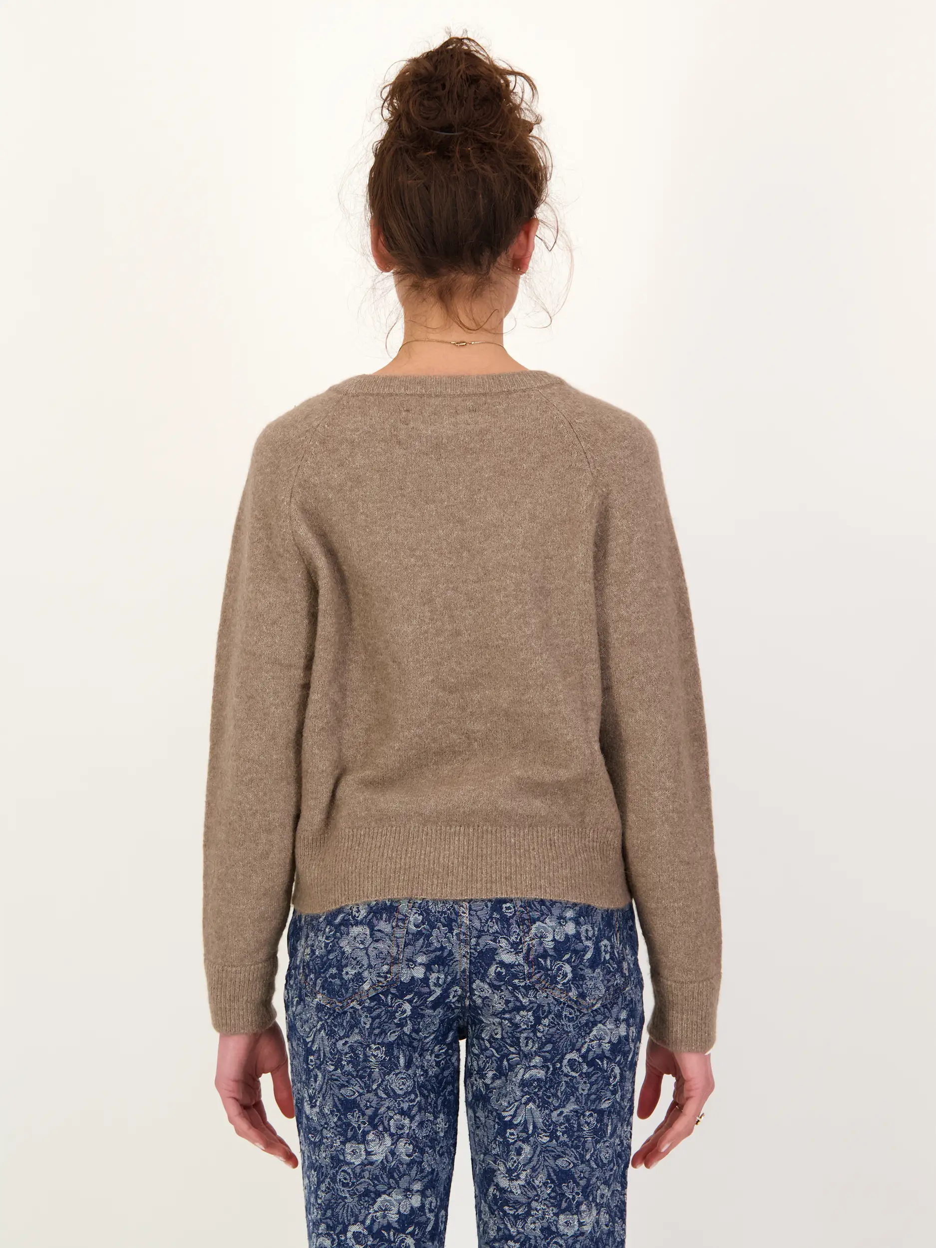 Pullover 'Nor On' - Artikel Rückseite getragen von einem Modell - Farbe: Braun