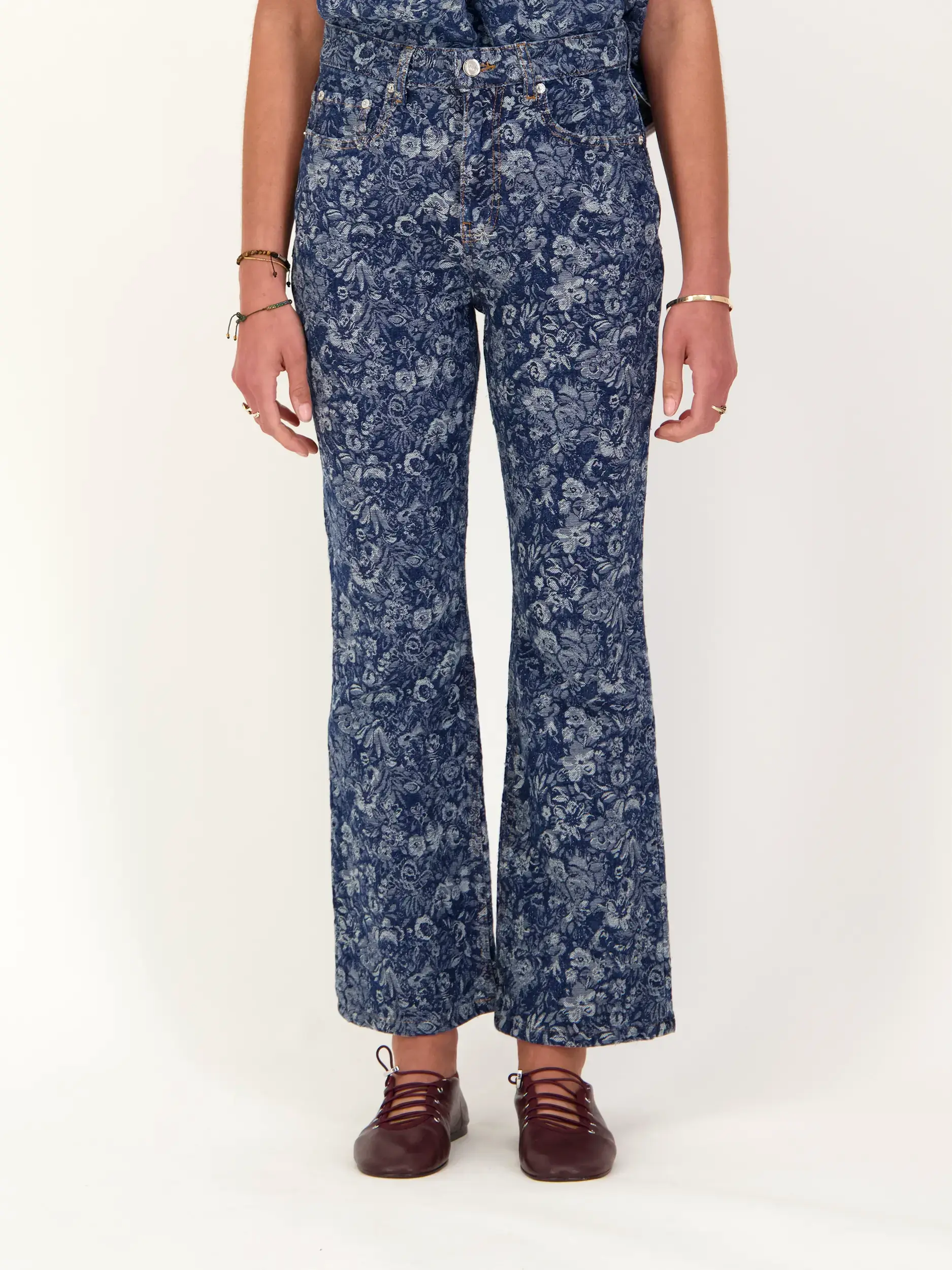 High Rise Bootcut Jeans mit Blumenprint - Artikel Vorderseite getragen von einem Modell - Farbe: Blau