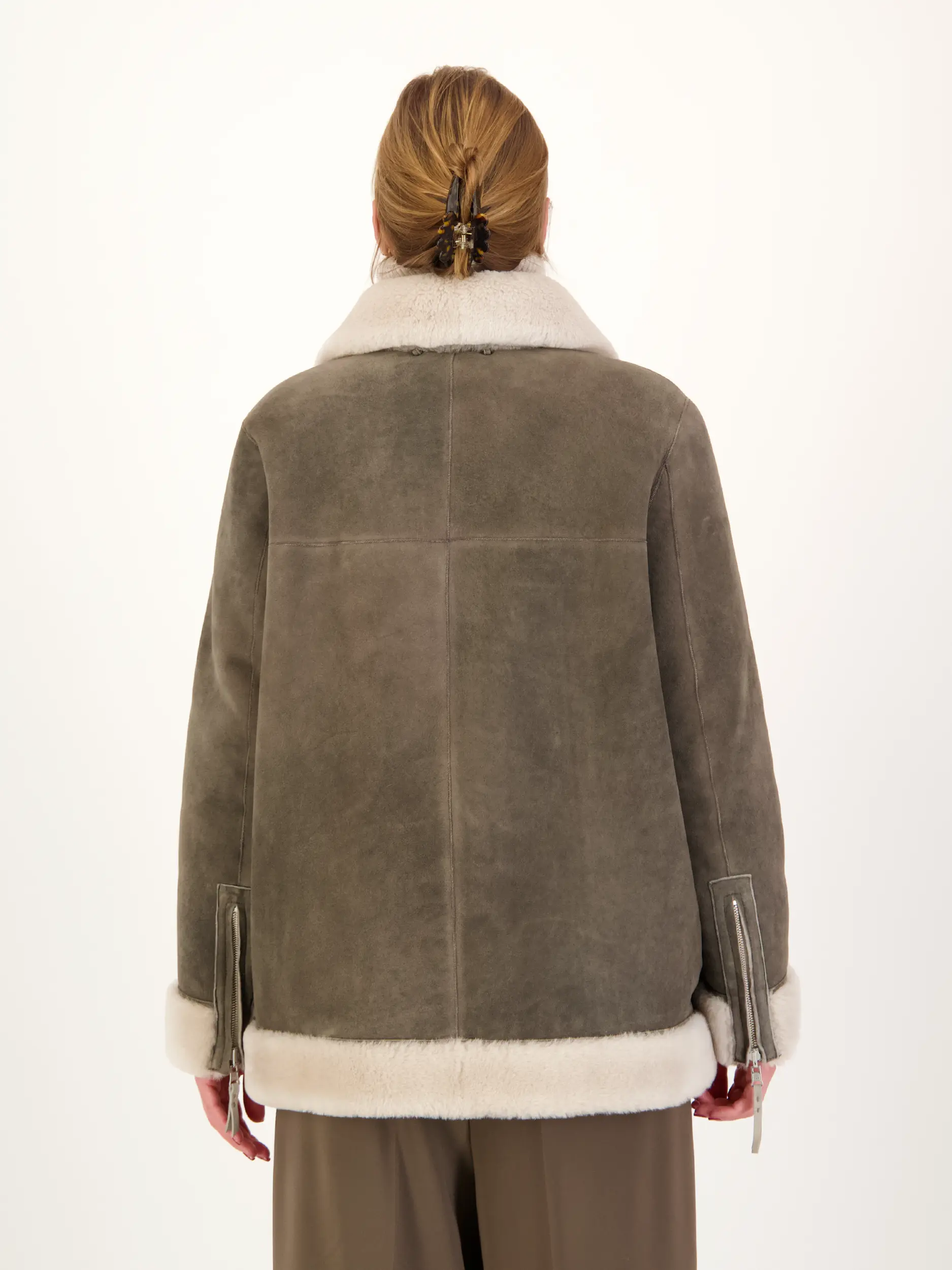 Lammfelljacke 'Rider' - Artikel Rückseite getragen von einem Modell - Farbe: Braun