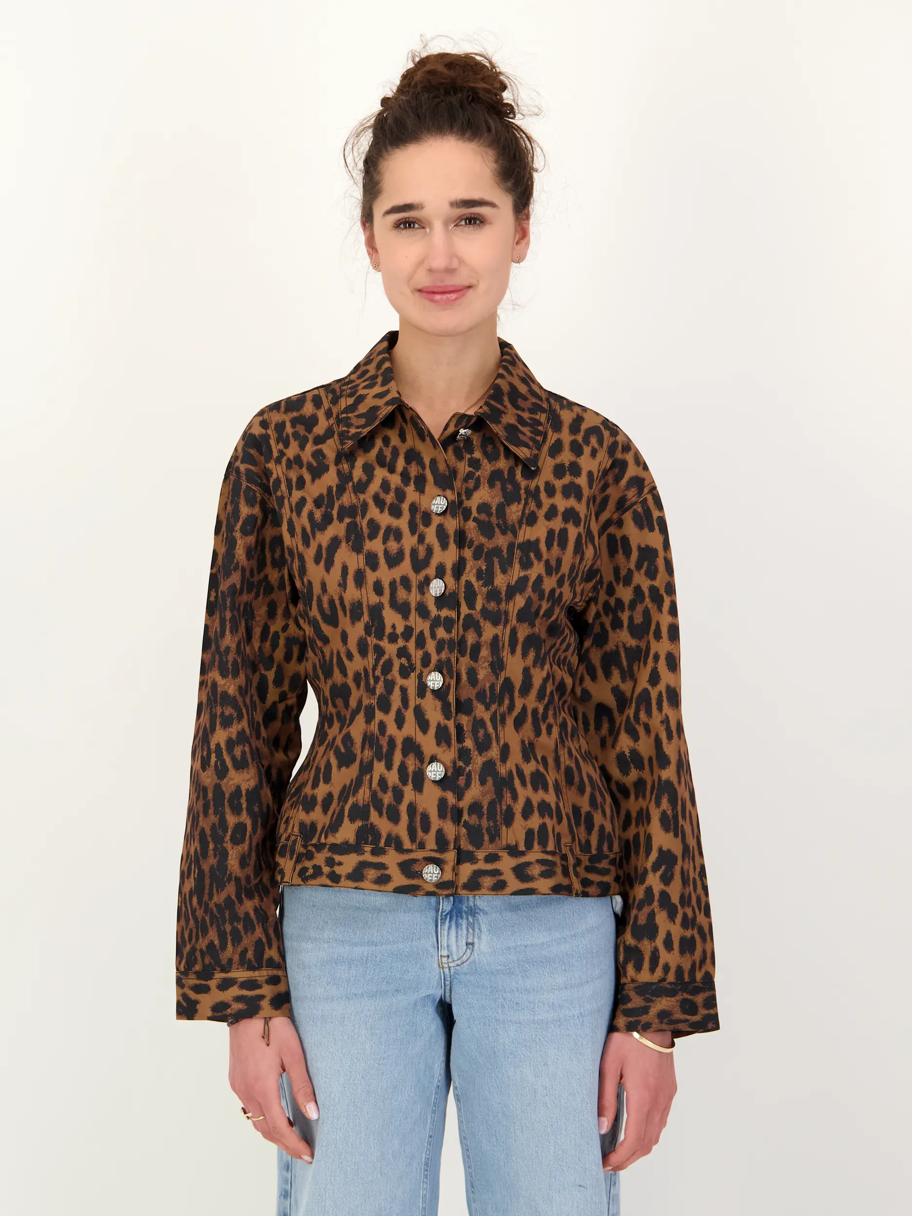 Jacke mit Leomuster - Artikel Vorderseite getragen von einem Modell - Farbe: Braun