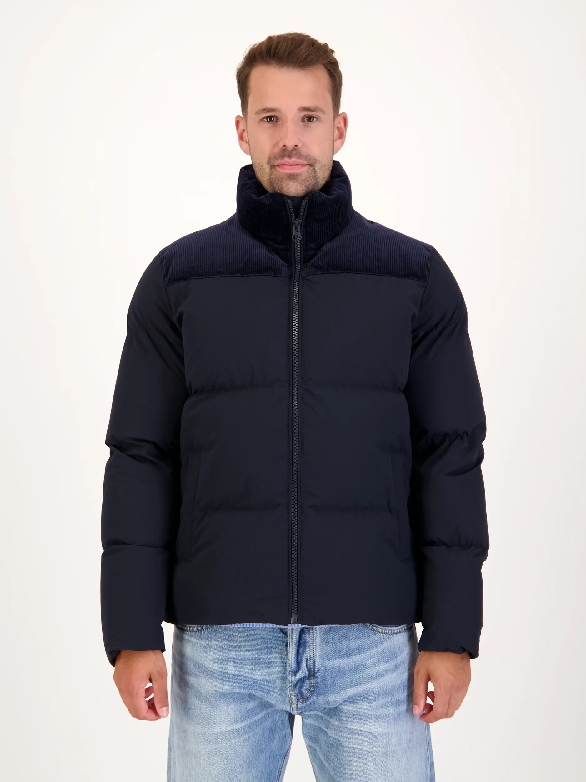 Wasserabweisende Steppjacke - Artikel Vorderseite getragen von einem Modell - Farbe: Blau