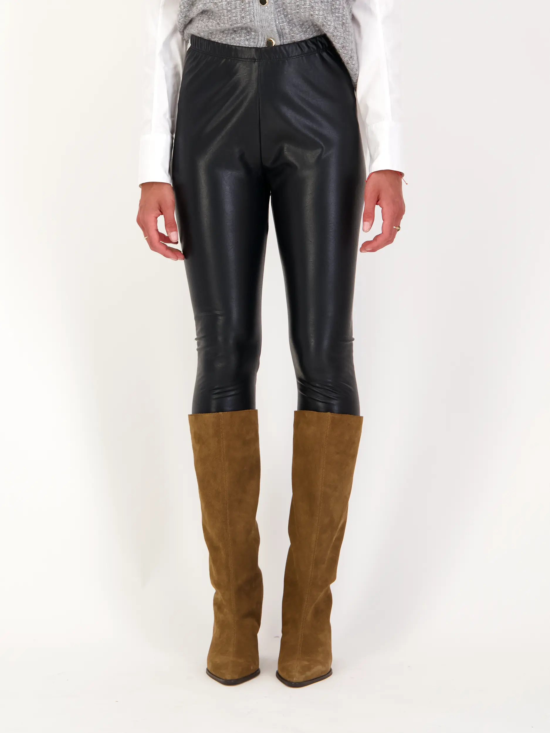 Leggings 'Yoko' aus veganem Leder - Artikel Vorderseite getragen von einem Modell - Farbe: Schwarz