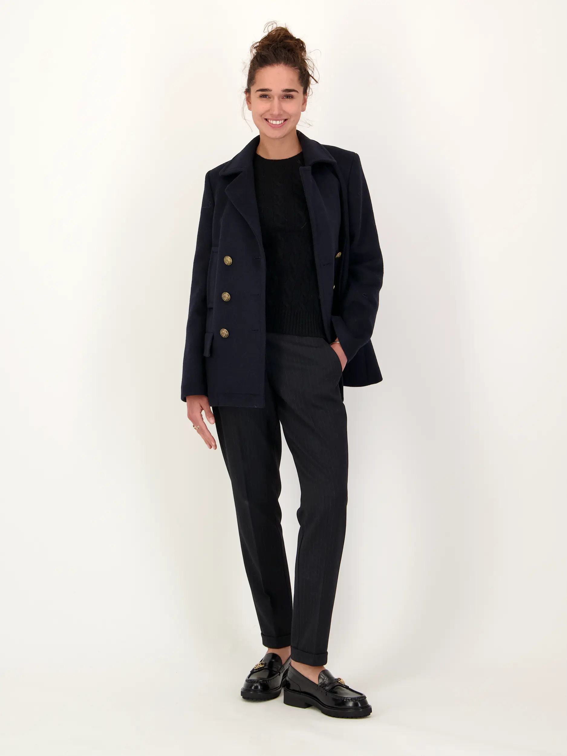 Pullover mit Zopfmuster - Artikel Teil eines Outfits getragen von einem Modell - Farbe: Schwarz