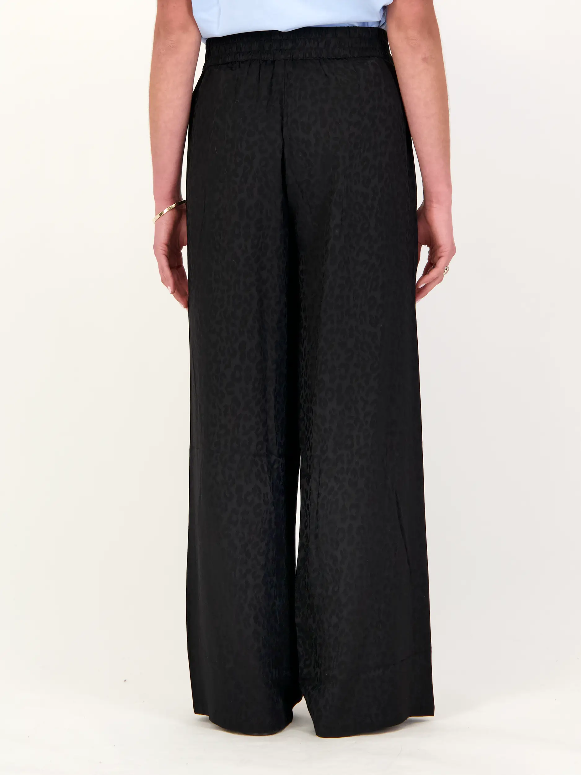 Hose 'Saela' - Artikel Rückseite getragen von einem Modell - Farbe: Grau