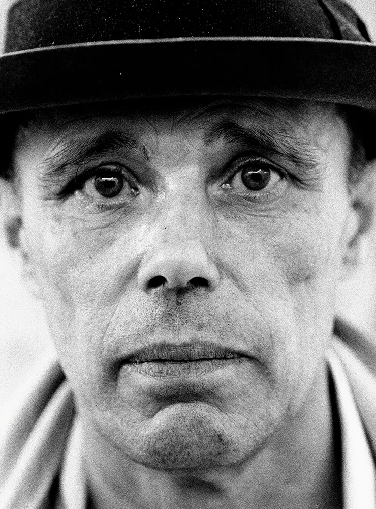 Das Bild zeigt eine Detailaufnahme von einem  Mann mit Hut.