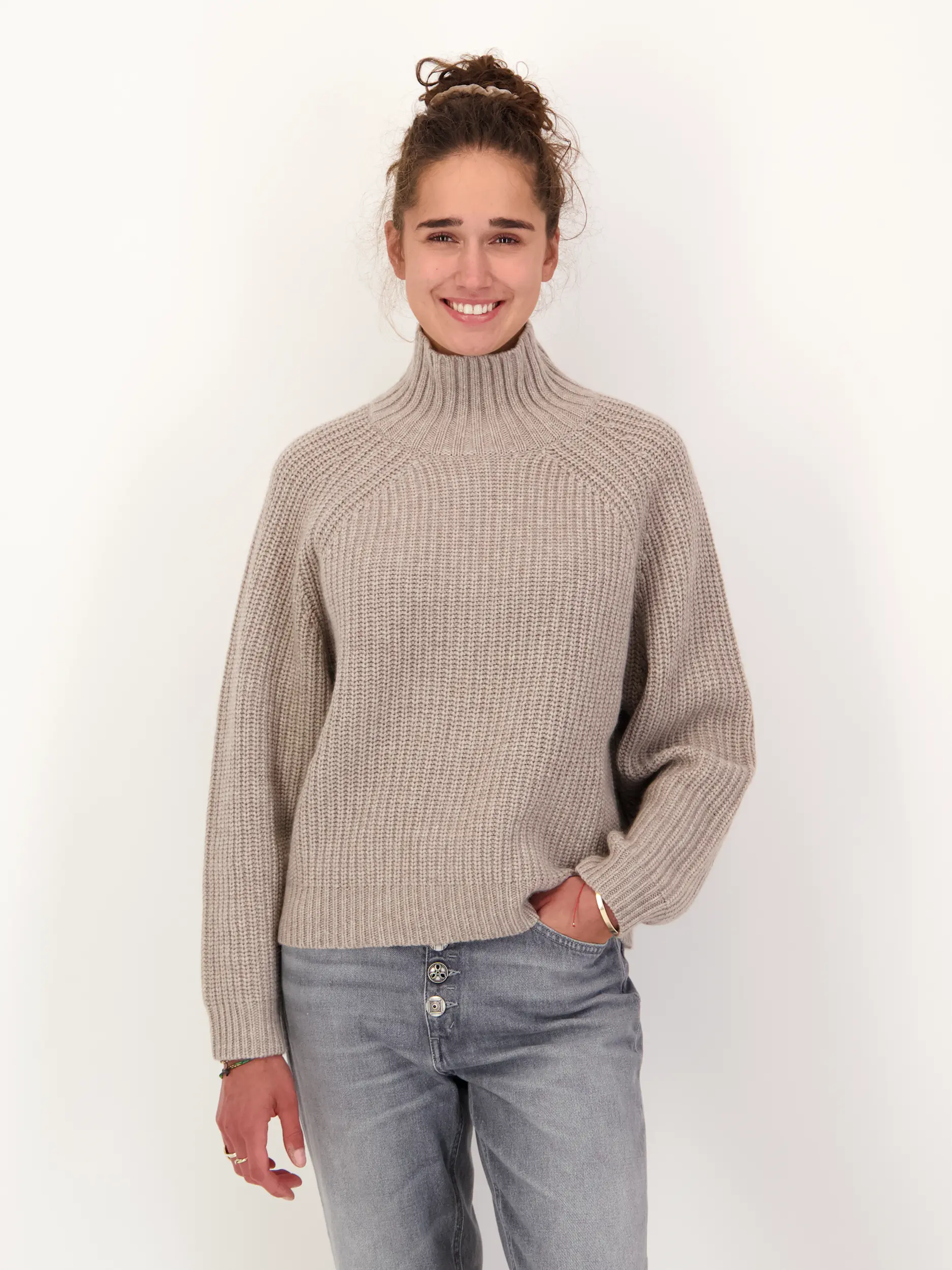 Pullover aus Wolle langarm - Artikel Vorderseite getragen von einem Modell - Farbe: Braun