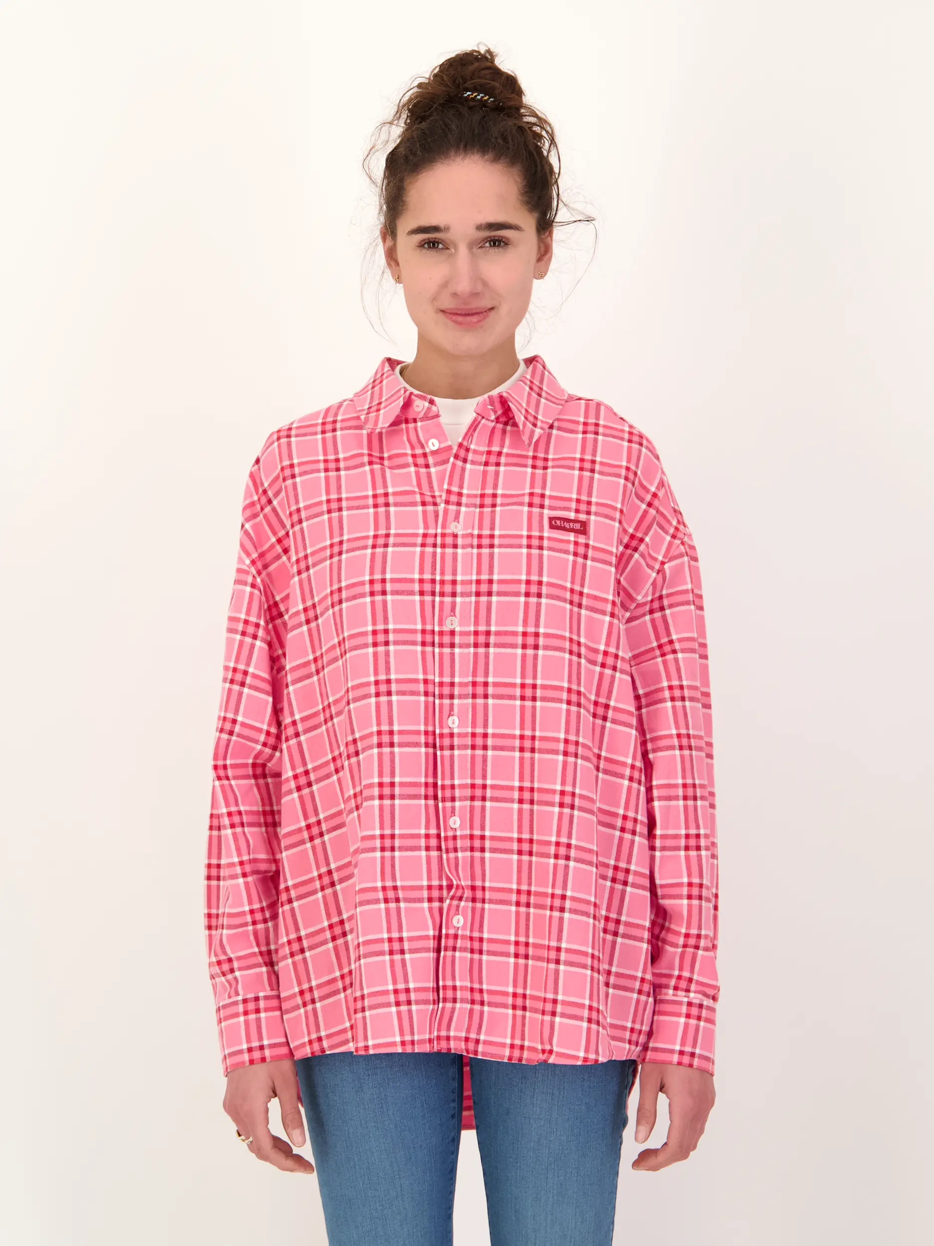 Karierte Hemdbluse 'Vivian' - Artikel Vorderseite getragen von einem Modell - Farbe: Rosa&Pink