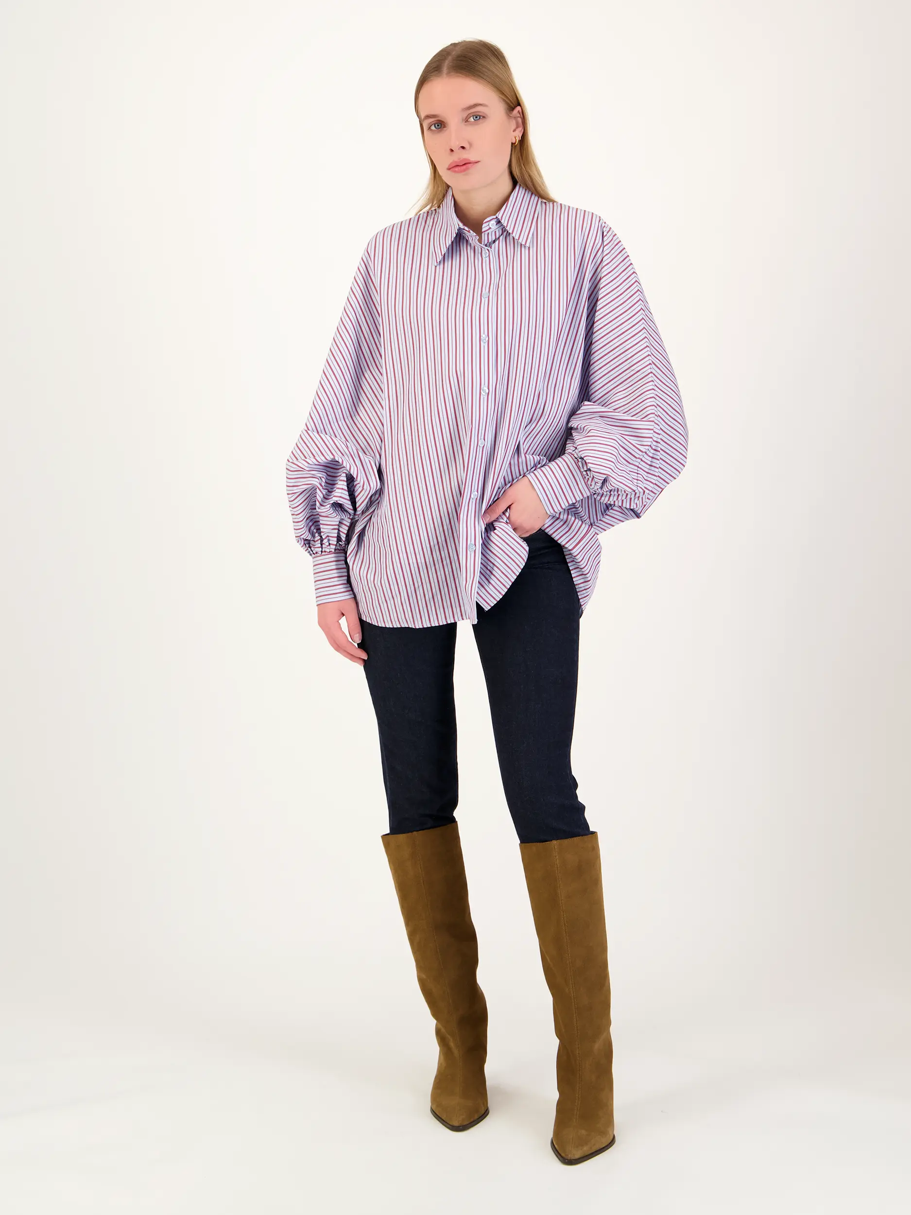 Mid Rise Slim Fit Jeans 'Piper cropped' - Artikel Teil eines Outfits getragen von einem Modell - Farbe: Blau