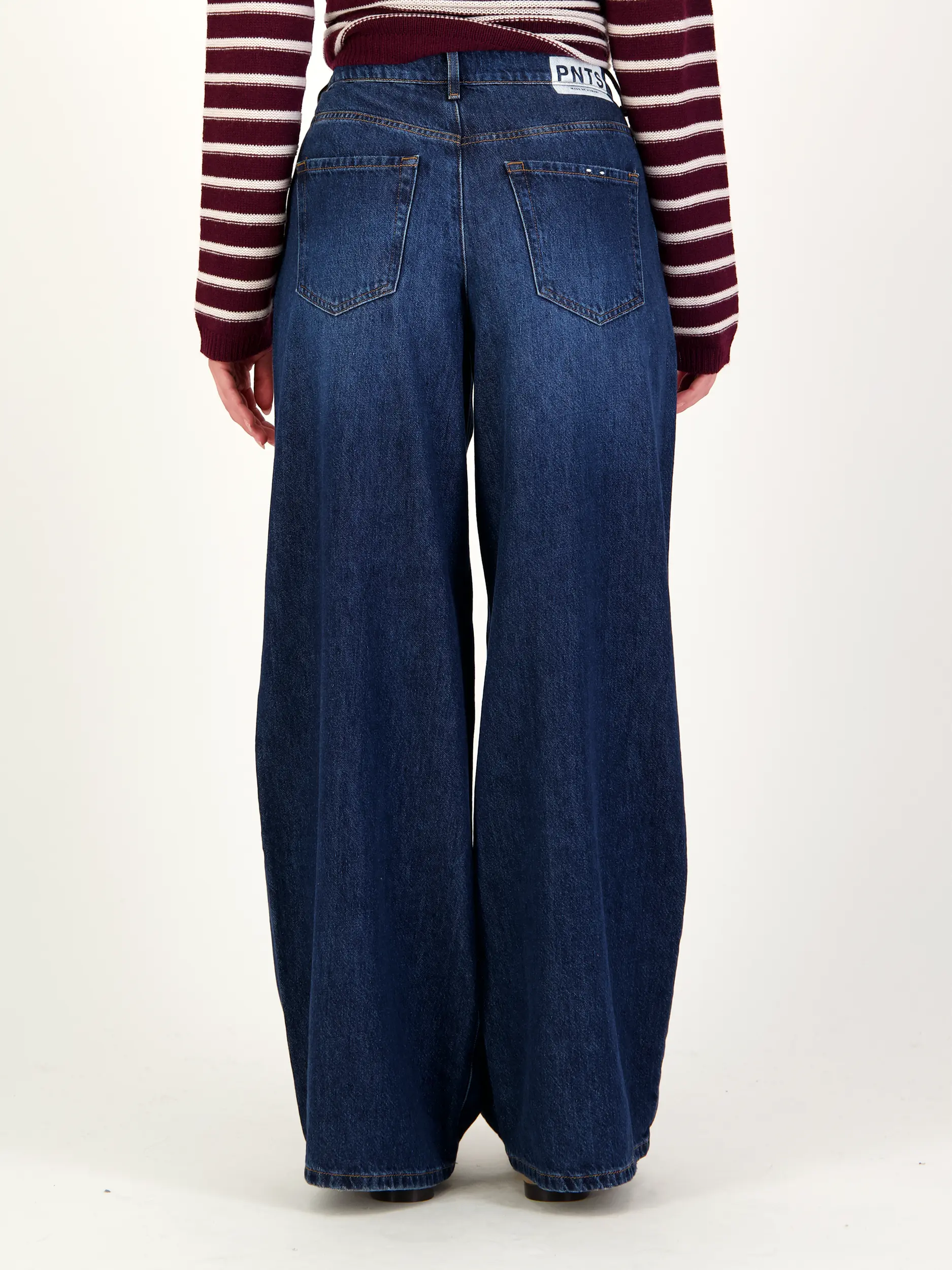 High Rise Wide Leg Jeans 'The Gent' - Artikel Rückseite getragen von einem Modell - Farbe: Blau