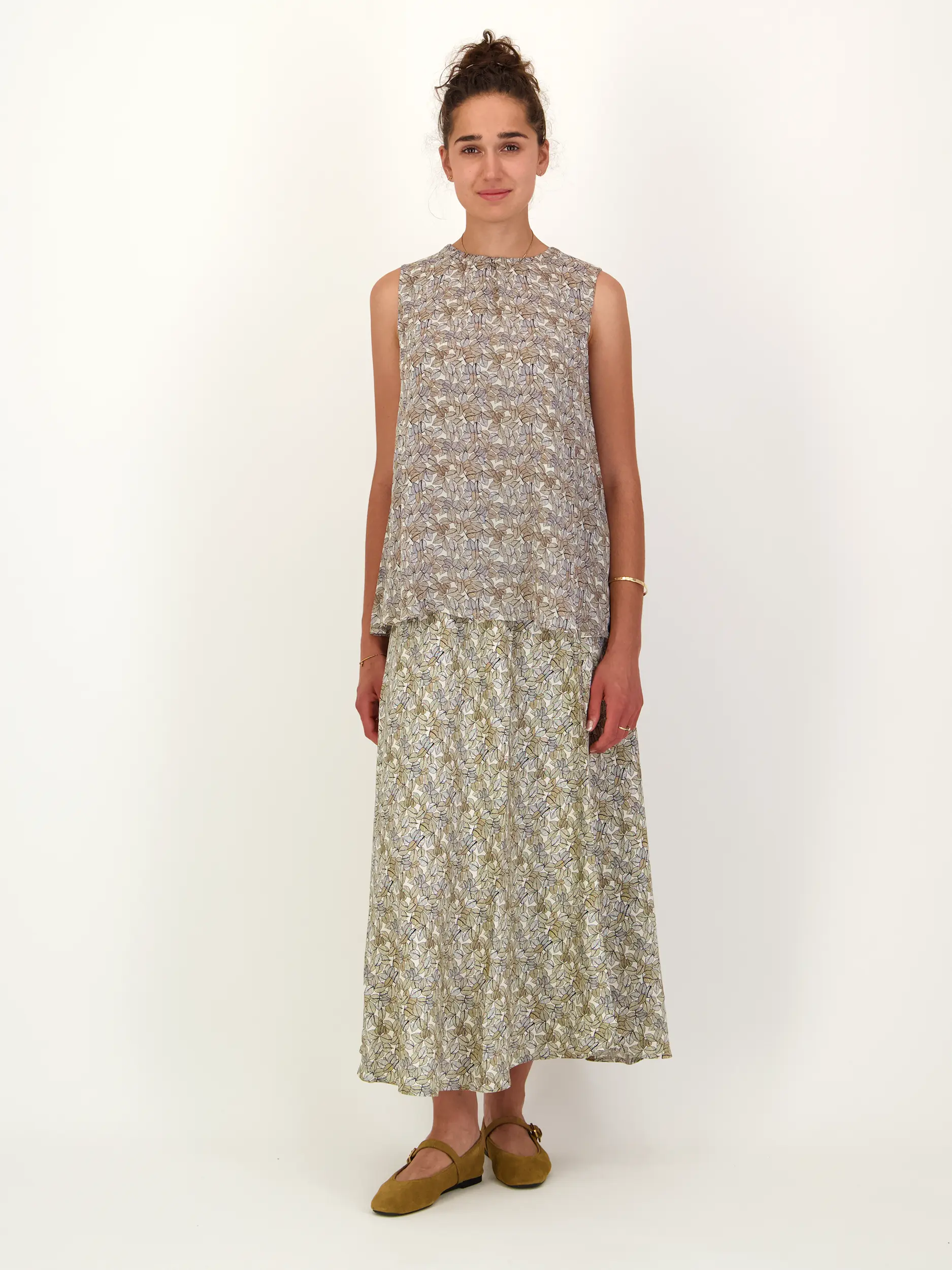 Gemusterte Bluse 'Parin' ärmellos - Artikel Teil eines Outfits getragen von einem Modell