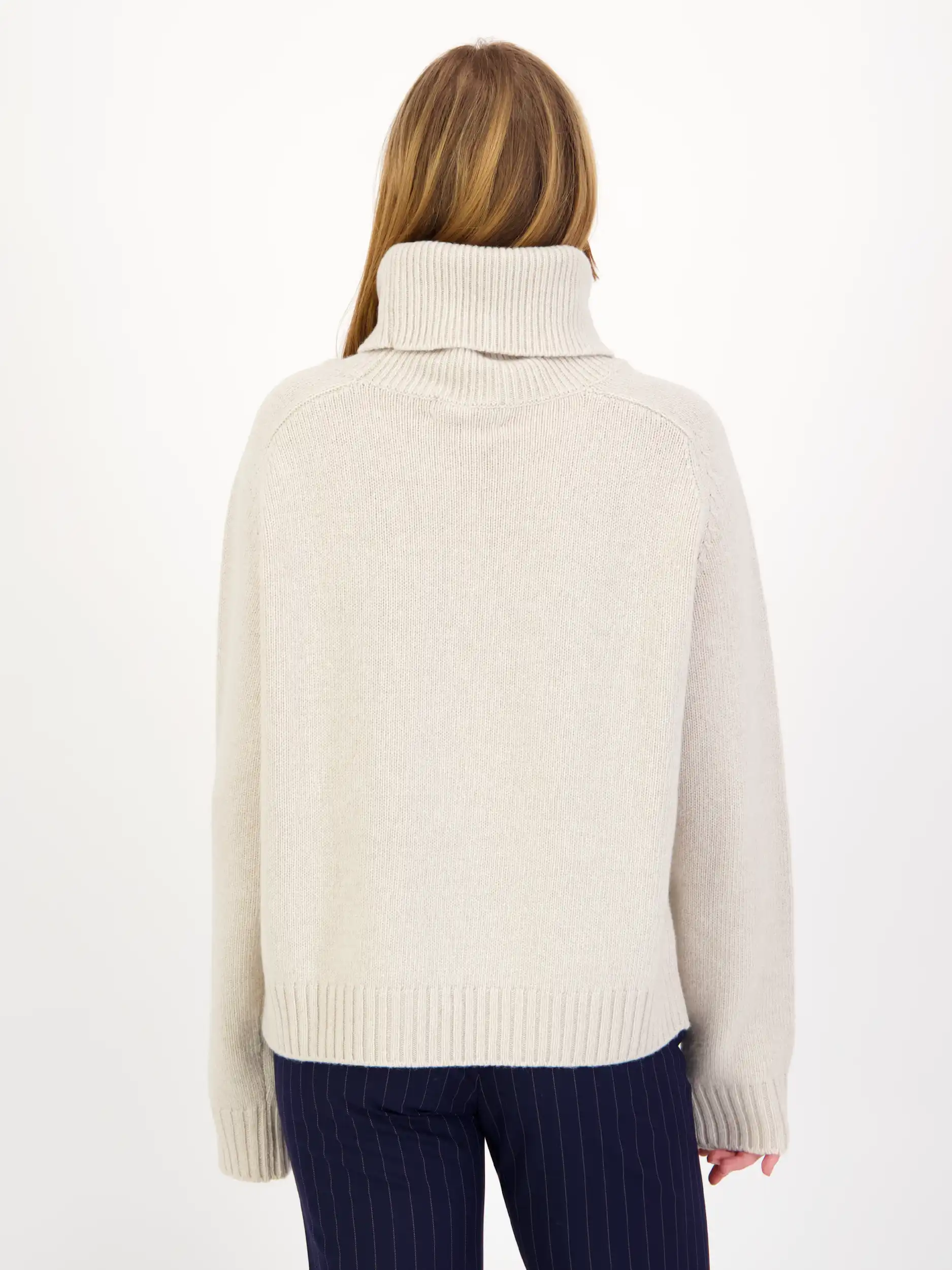 Pullover 'Mia' - Artikel Rückseite getragen von einem Modell - Farbe: Creme