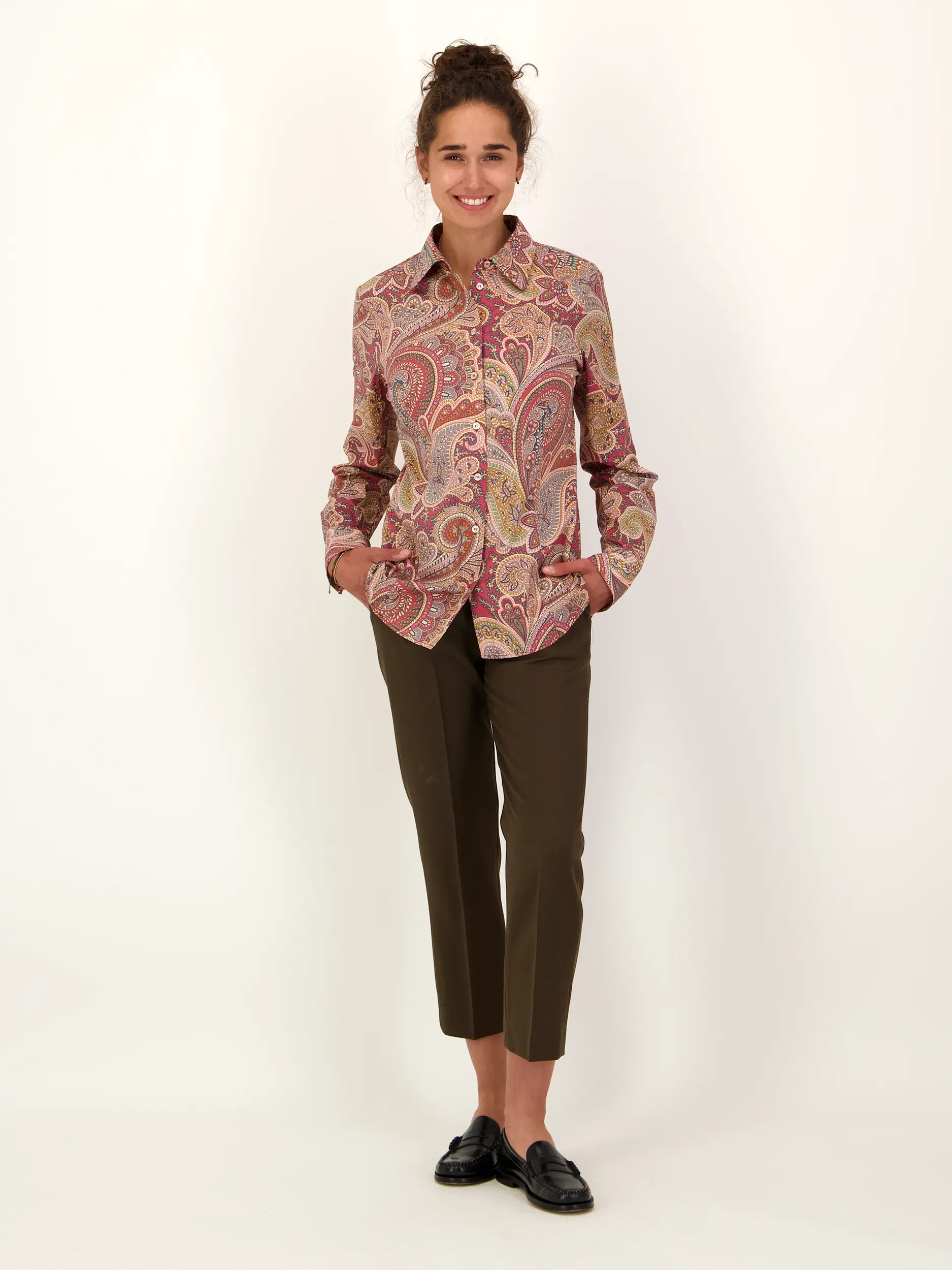 Gemusterte Bluse aus Baumwolle langarm - Artikel Teil eines Outfits getragen von einem Modell