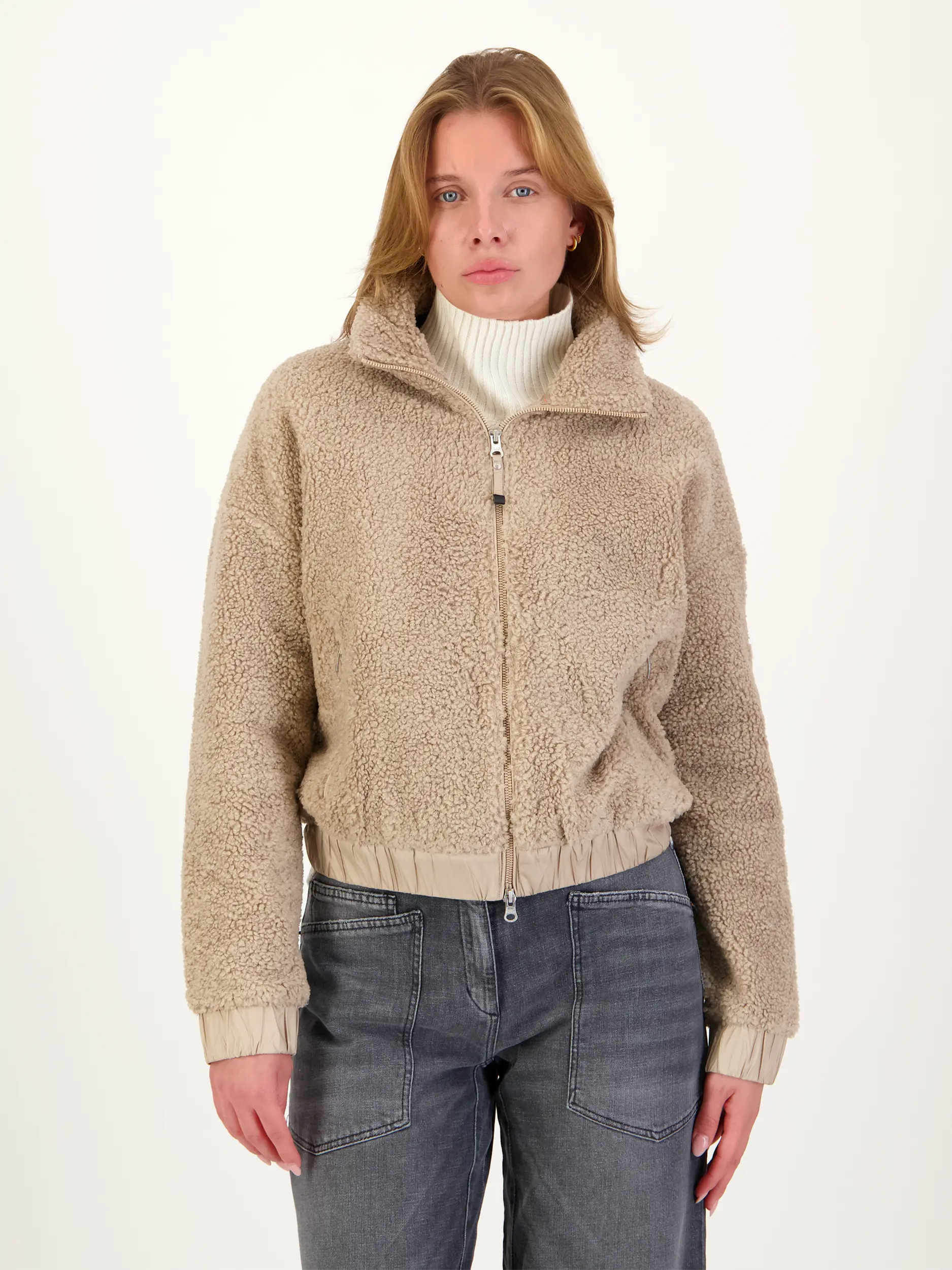 Teddyjacke 'Sori' - Artikel Vorderseite getragen von einem Modell - Farbe: Beige