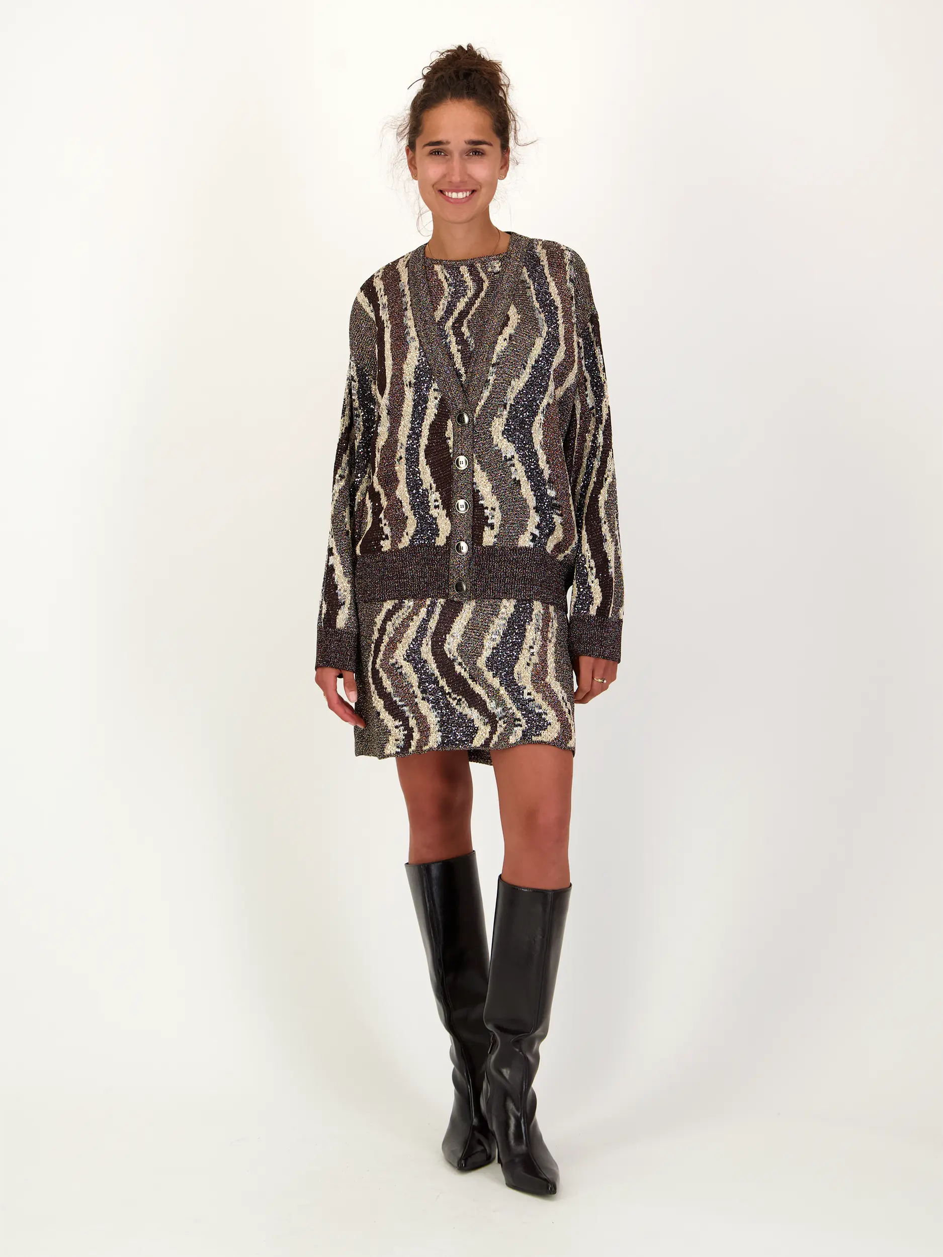 Gemusterte Strickjacke mit Glitzer - Artikel Teil eines Outfits getragen von einem Modell - Farbe: Braun
