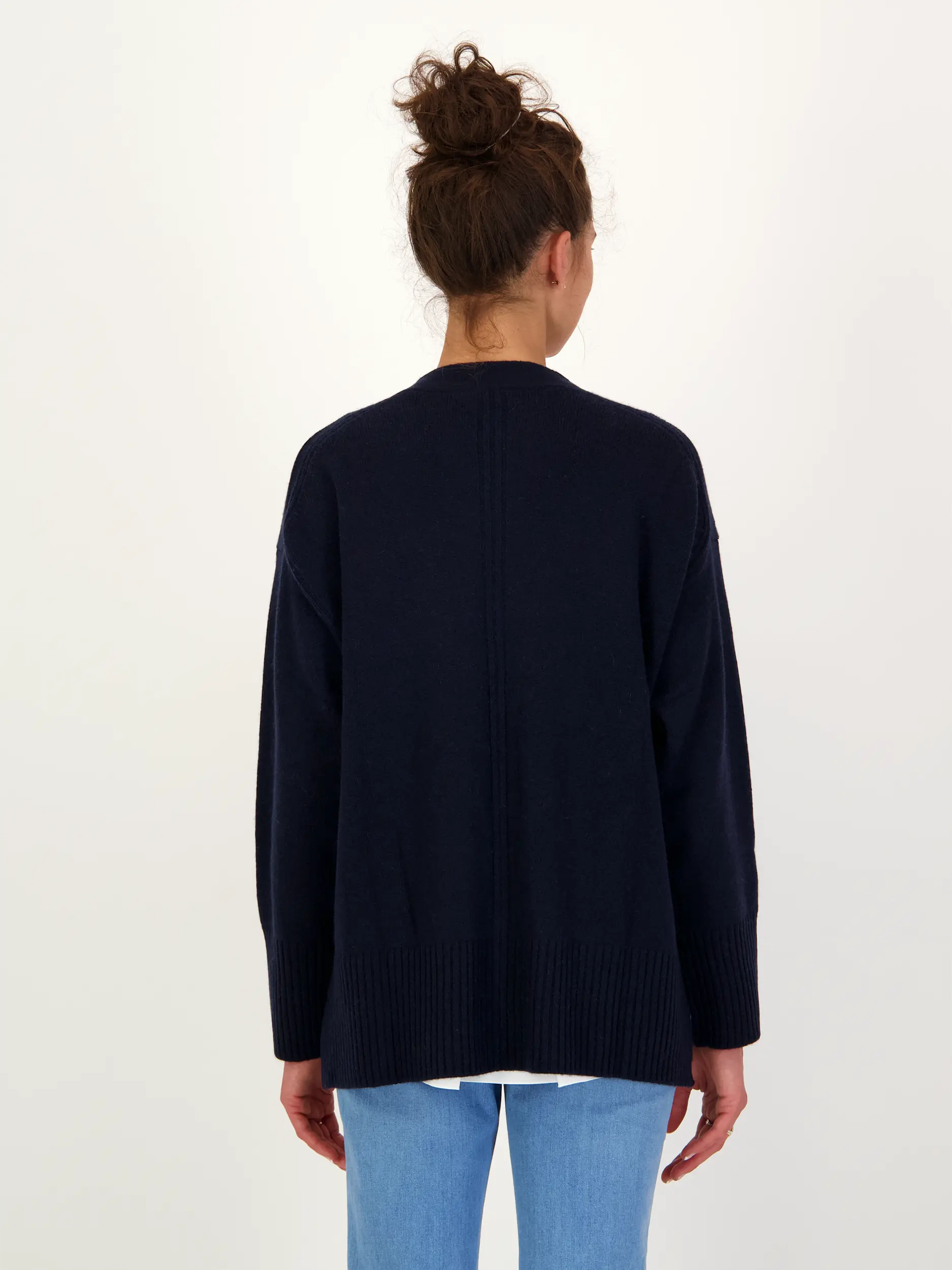 Strickjacke aus Kaschmir-Mix langarm - Artikel Rückseite getragen von einem Modell - Farbe: Blau