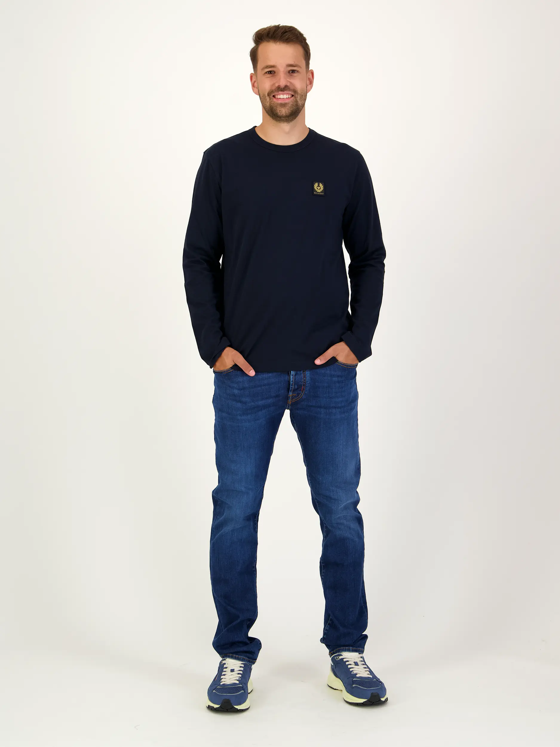 Langarmshirt - Artikel Teil eines Outfits getragen von einem Modell - Farbe: Blau