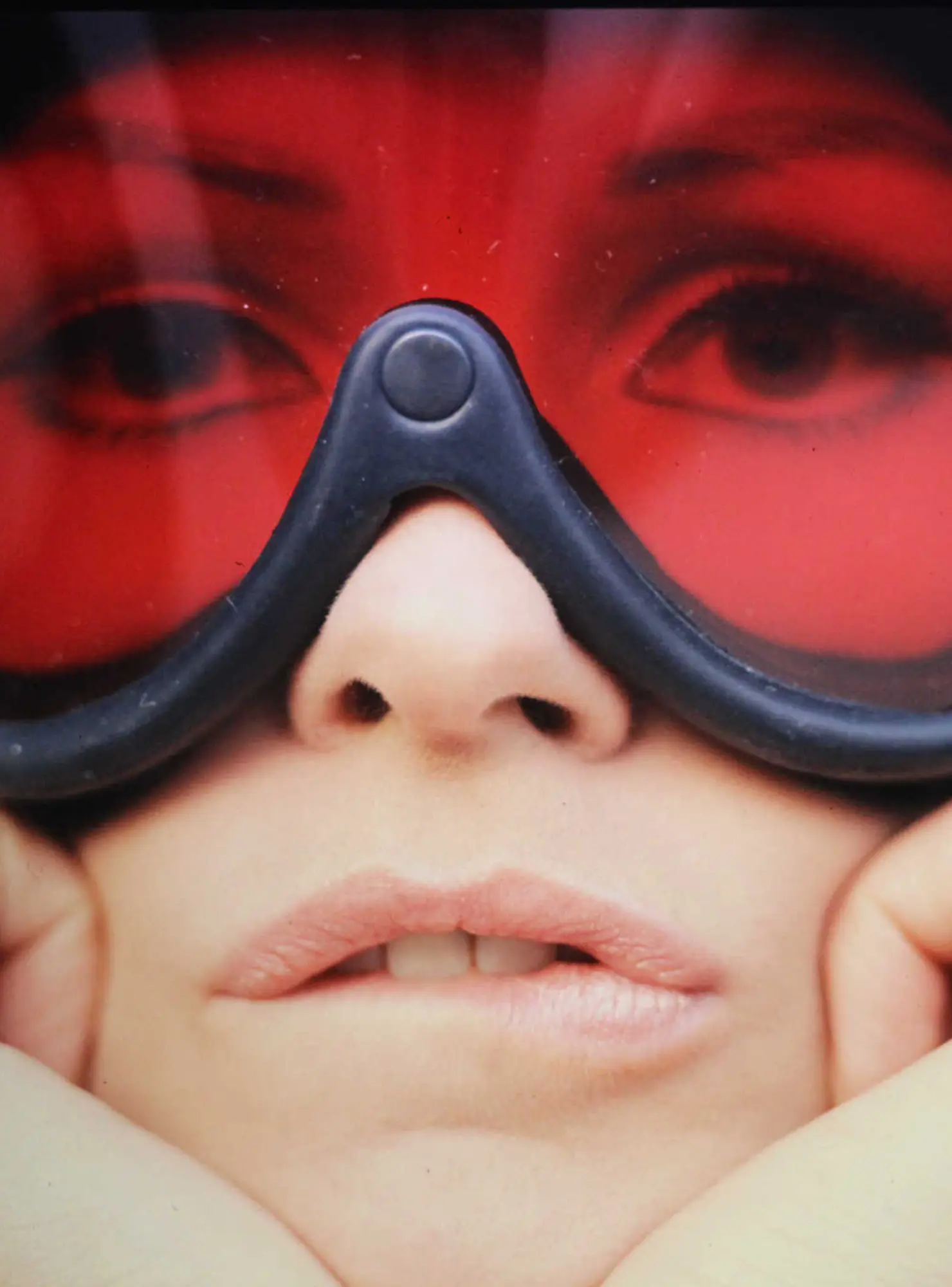 Das Bild zeigt eine Detailaufnahme von einer Frau mit roter Skibrille.