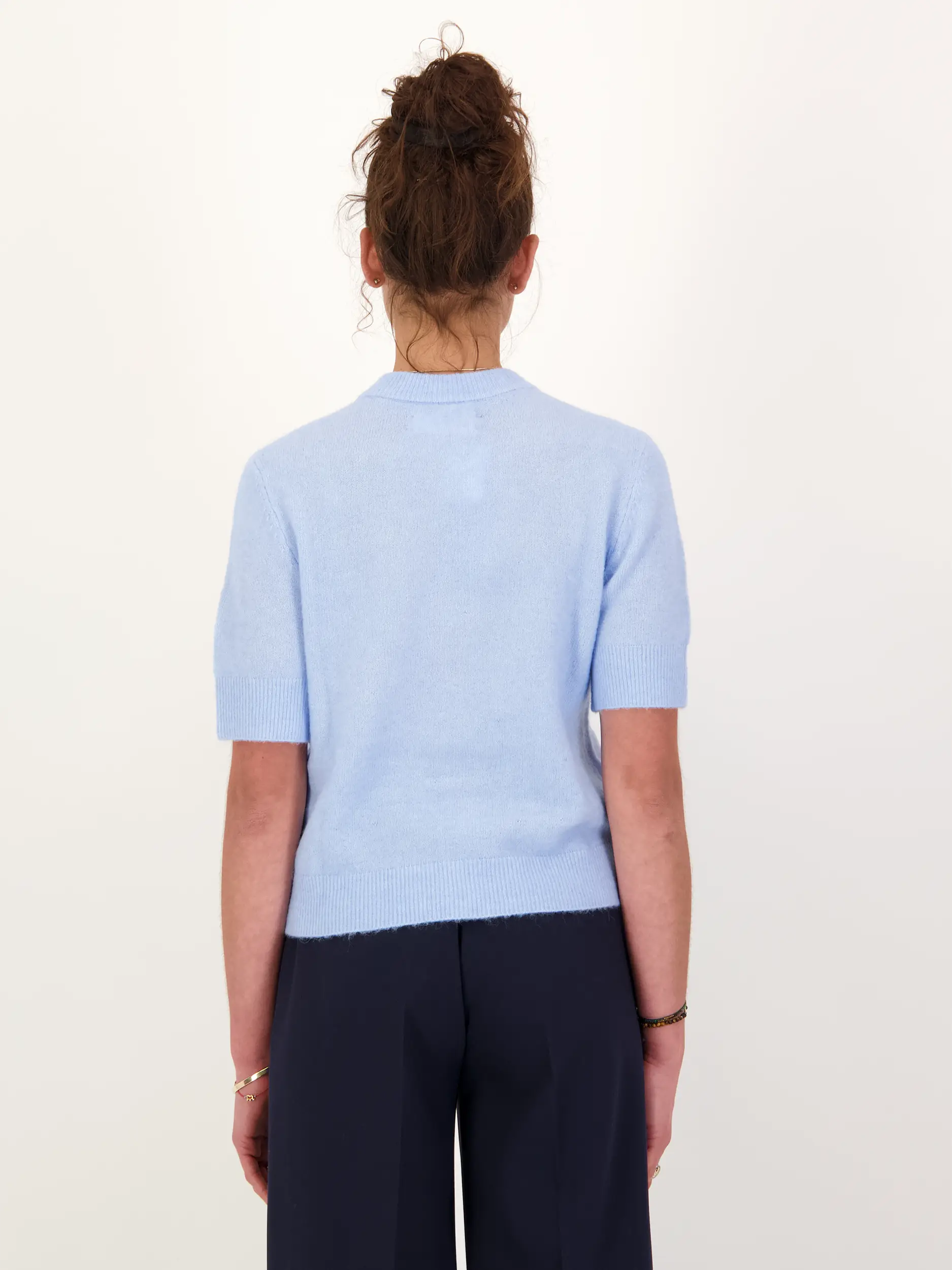 Strickjacke 'Sanoura' aus Wolle kurzarm - Artikel Rückseite getragen von einem Modell - Farbe: Blau