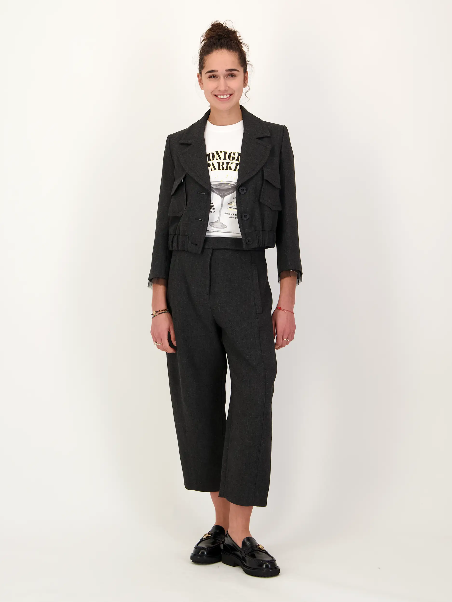 Jacke 'Layered Coolness' - Artikel Teil eines Outfits getragen von einem Modell - Farbe: Grau