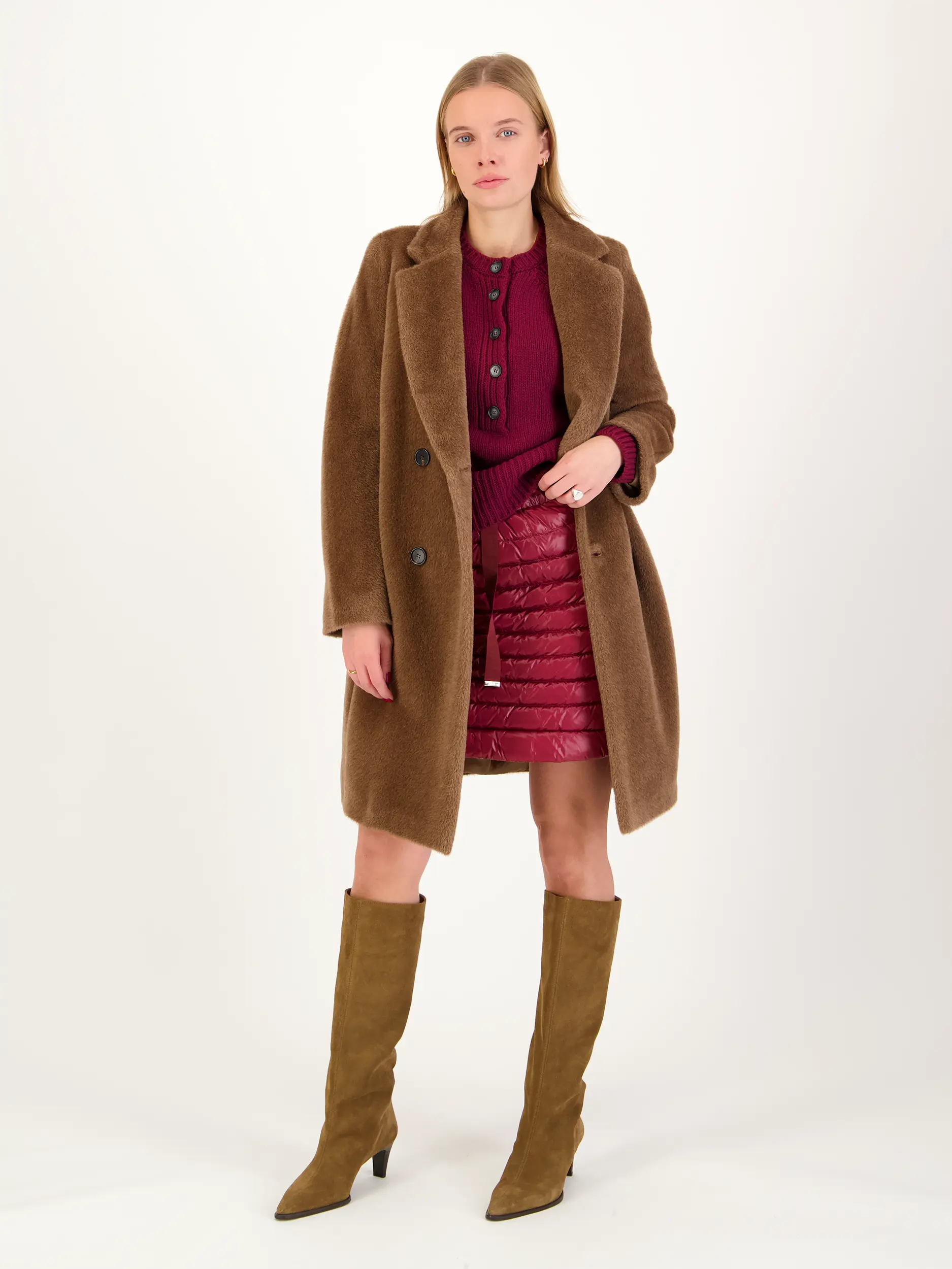 Pullover aus Wolle - Artikel Teil eines Outfits getragen von einem Modell - Farbe: Rot