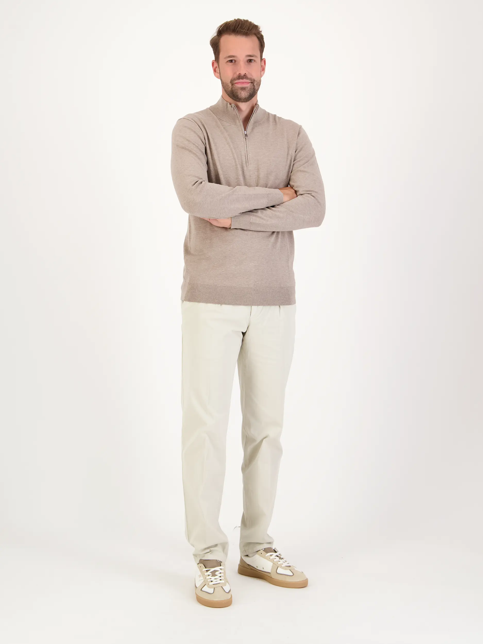 Pullover langarm - Artikel Teil eines Outfits getragen von einem Modell - Farbe: Braun