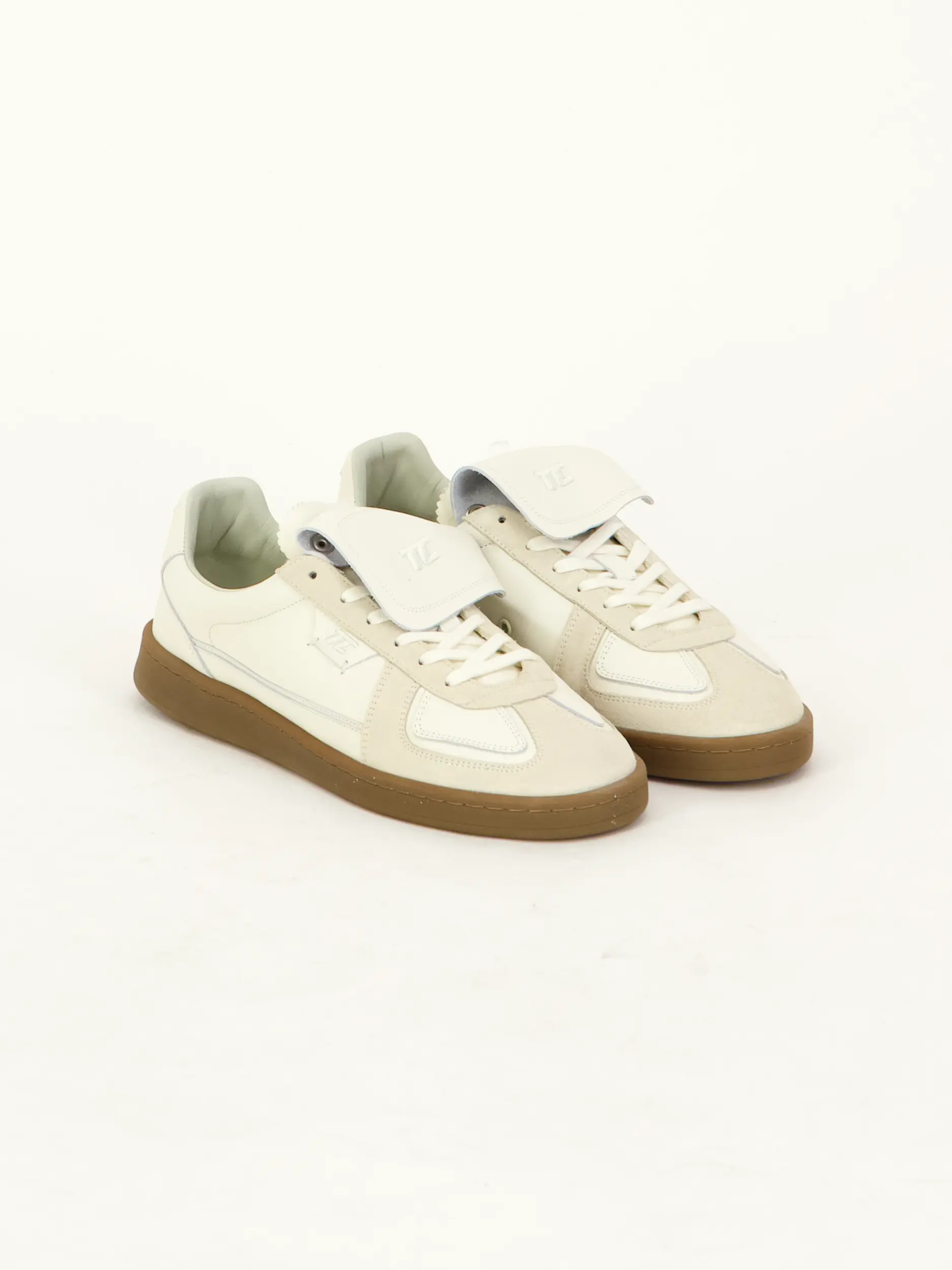 Sneaker 'Big Bang' aus Leder - Artikel Teil eines Outfits getragen von einem Modell - Farbe: Beige