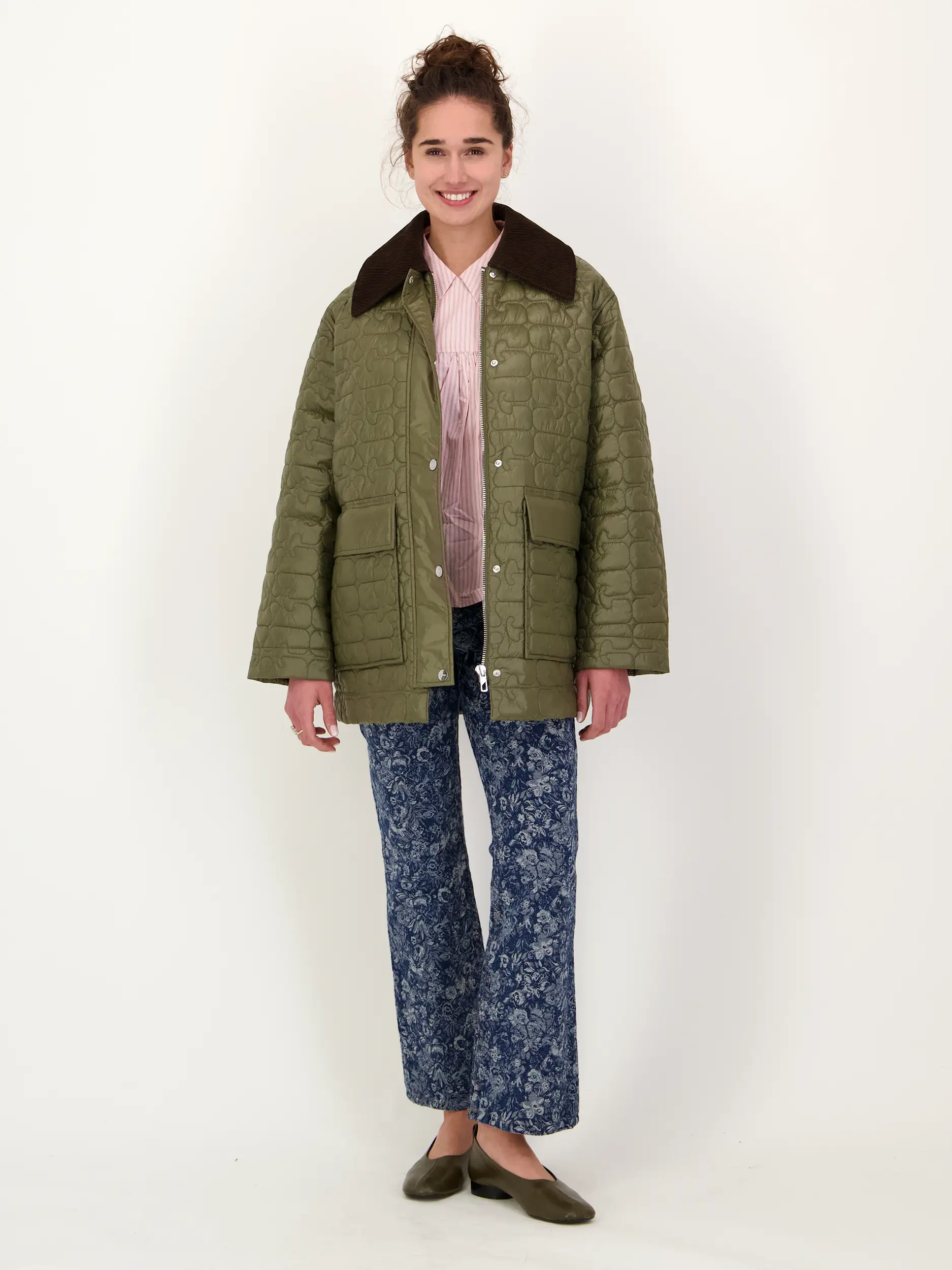 Gestreifte Bluse  - Artikel Teil eines Outfits getragen von einem Modell - Farbe: Rosa&Pink