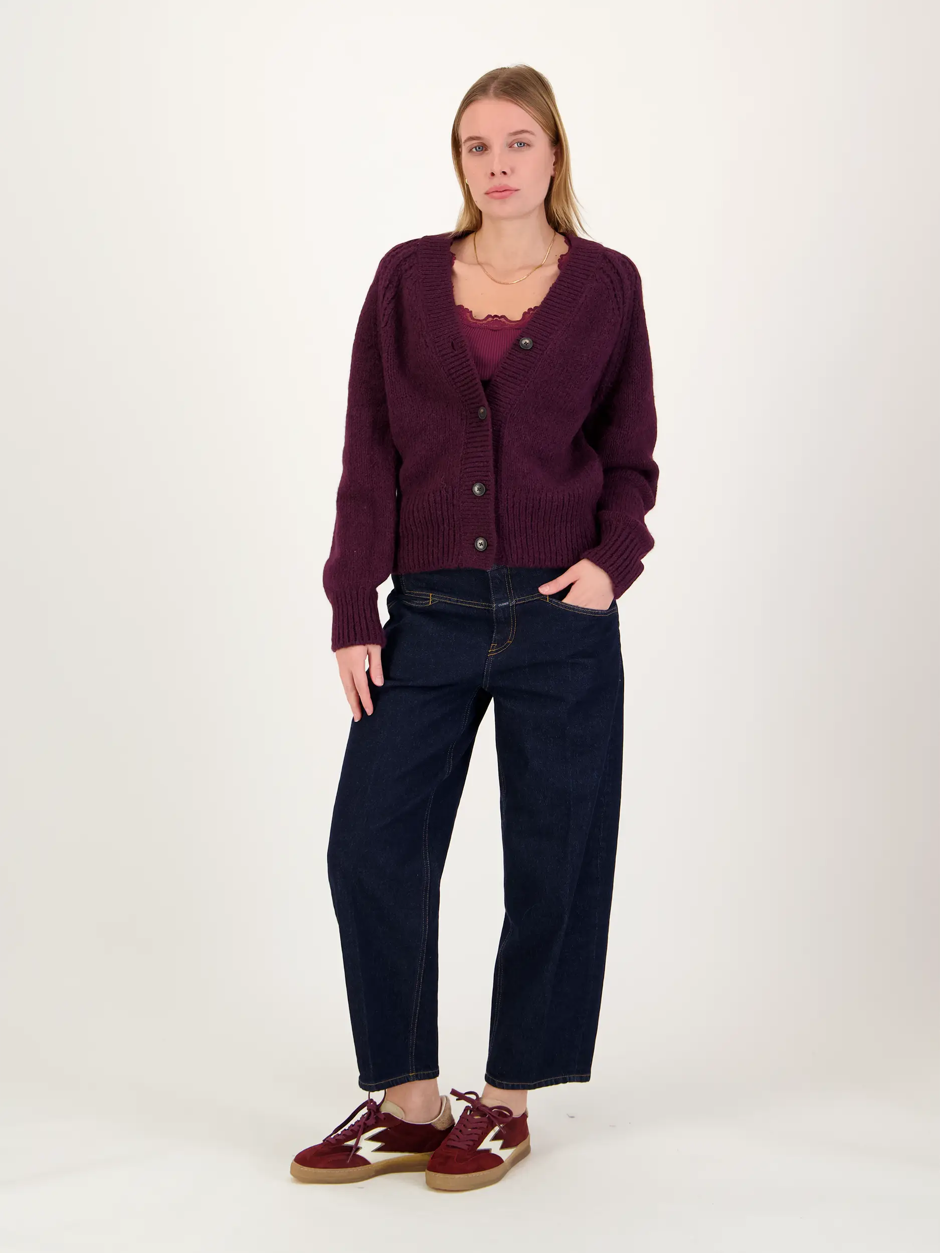 Strickjacke aus Alpaka - Artikel Teil eines Outfits getragen von einem Modell - Farbe: Rot