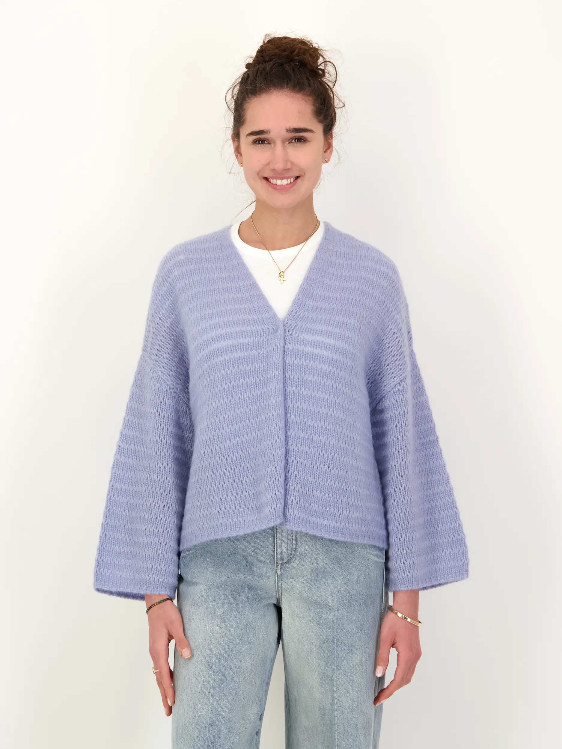Strickjacke 'Tsuge' aus Kaschmir Seide Mix - Artikel Vorderseite getragen von einem Modell - Farbe: Blau