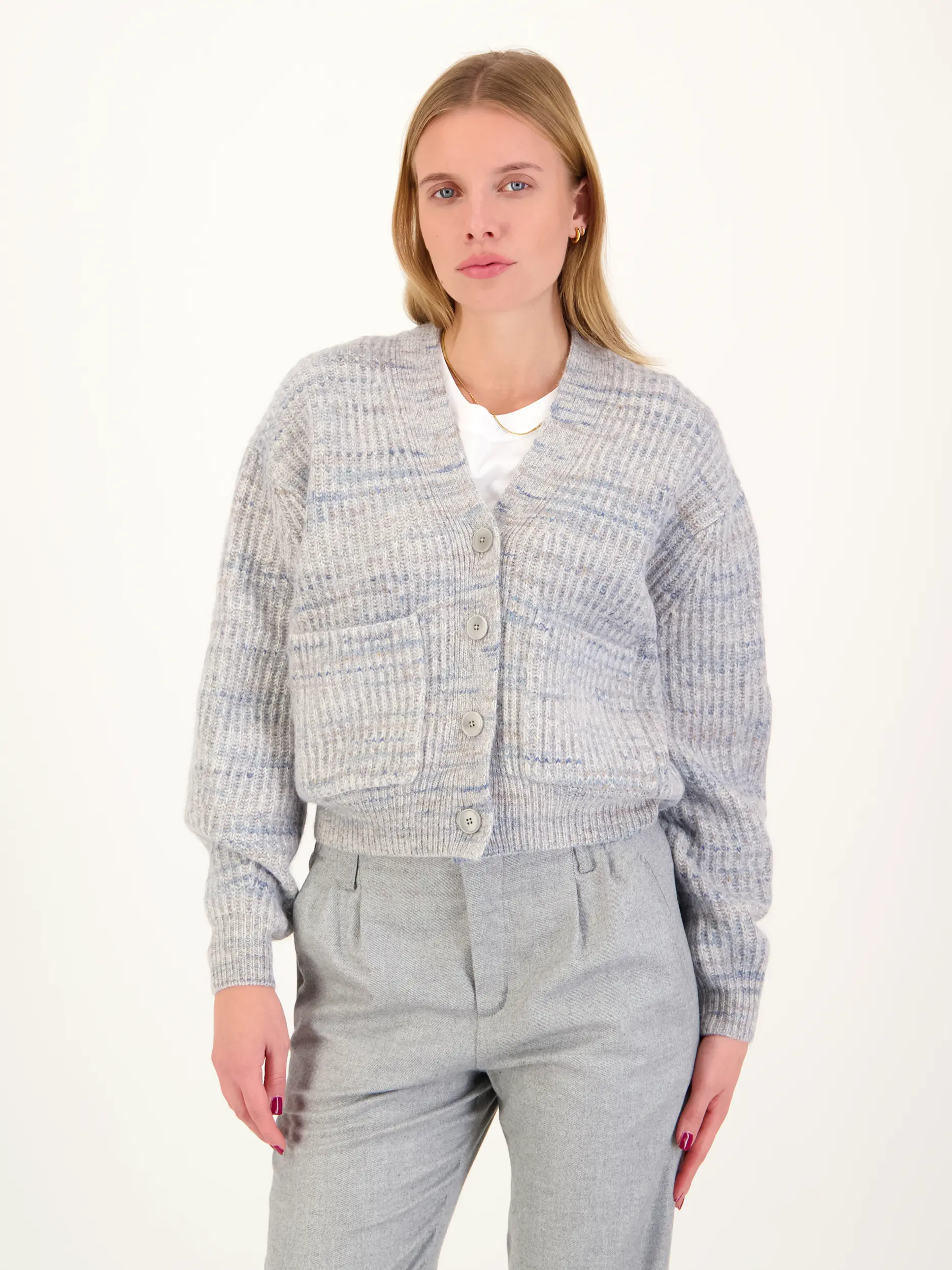 Strickjacke 'Coopie' aus Wolle langarm - Artikel Vorderseite getragen von einem Modell - Farbe: Blau