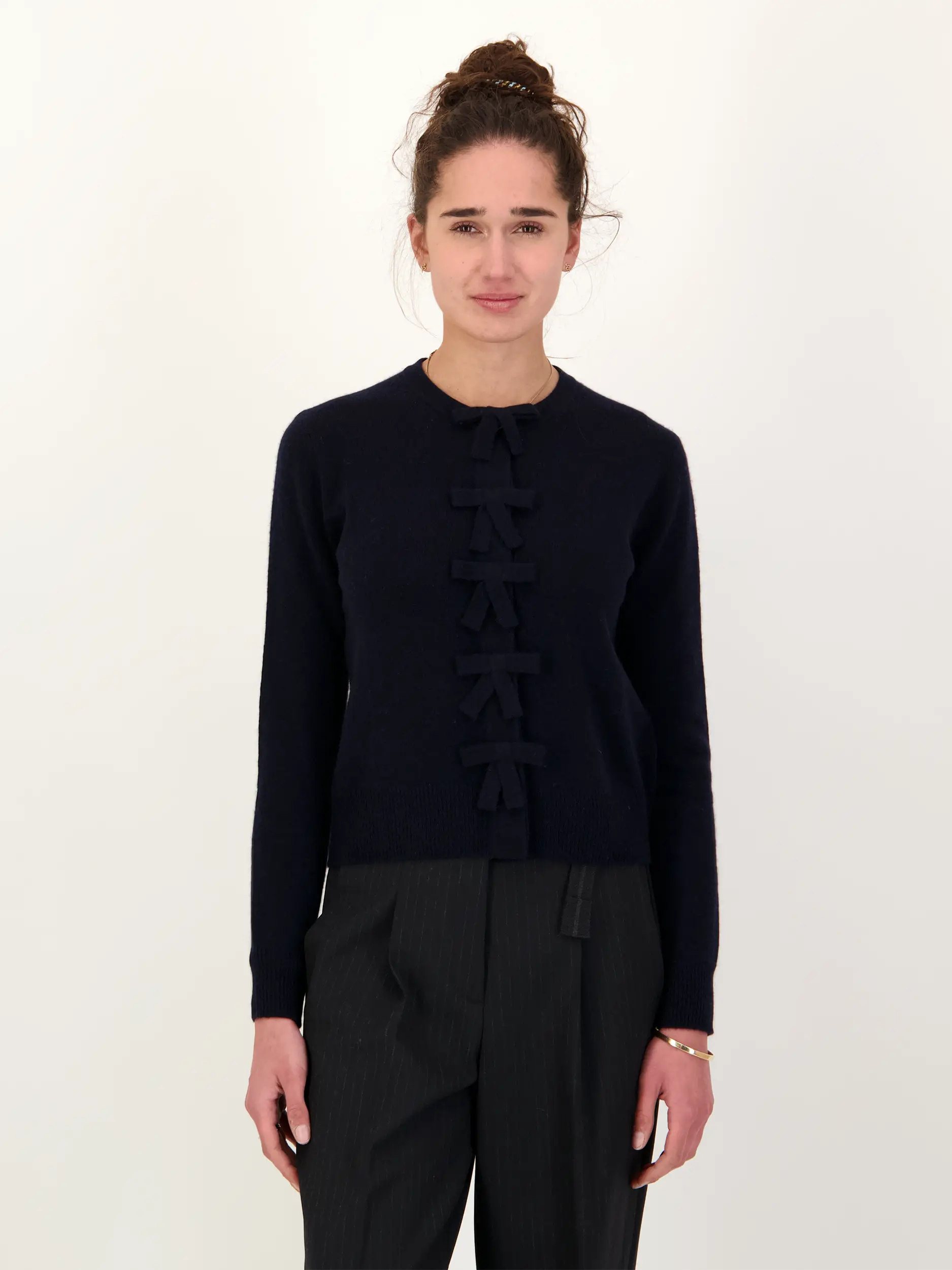 Strickjacke aus Kaschmir - Artikel Vorderseite getragen von einem Modell - Farbe: Blau