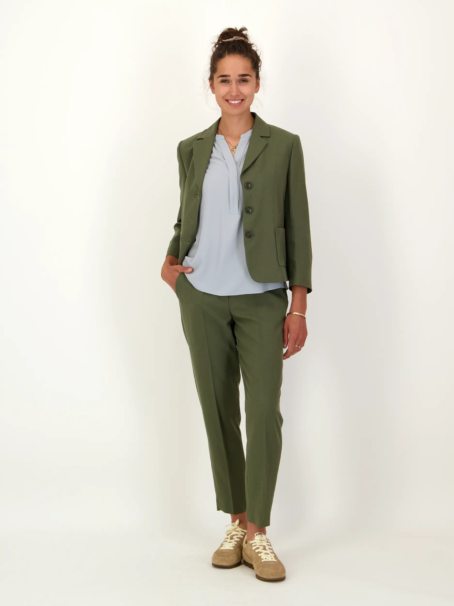 Blazer - Artikel Teil eines Outfits getragen von einem Modell