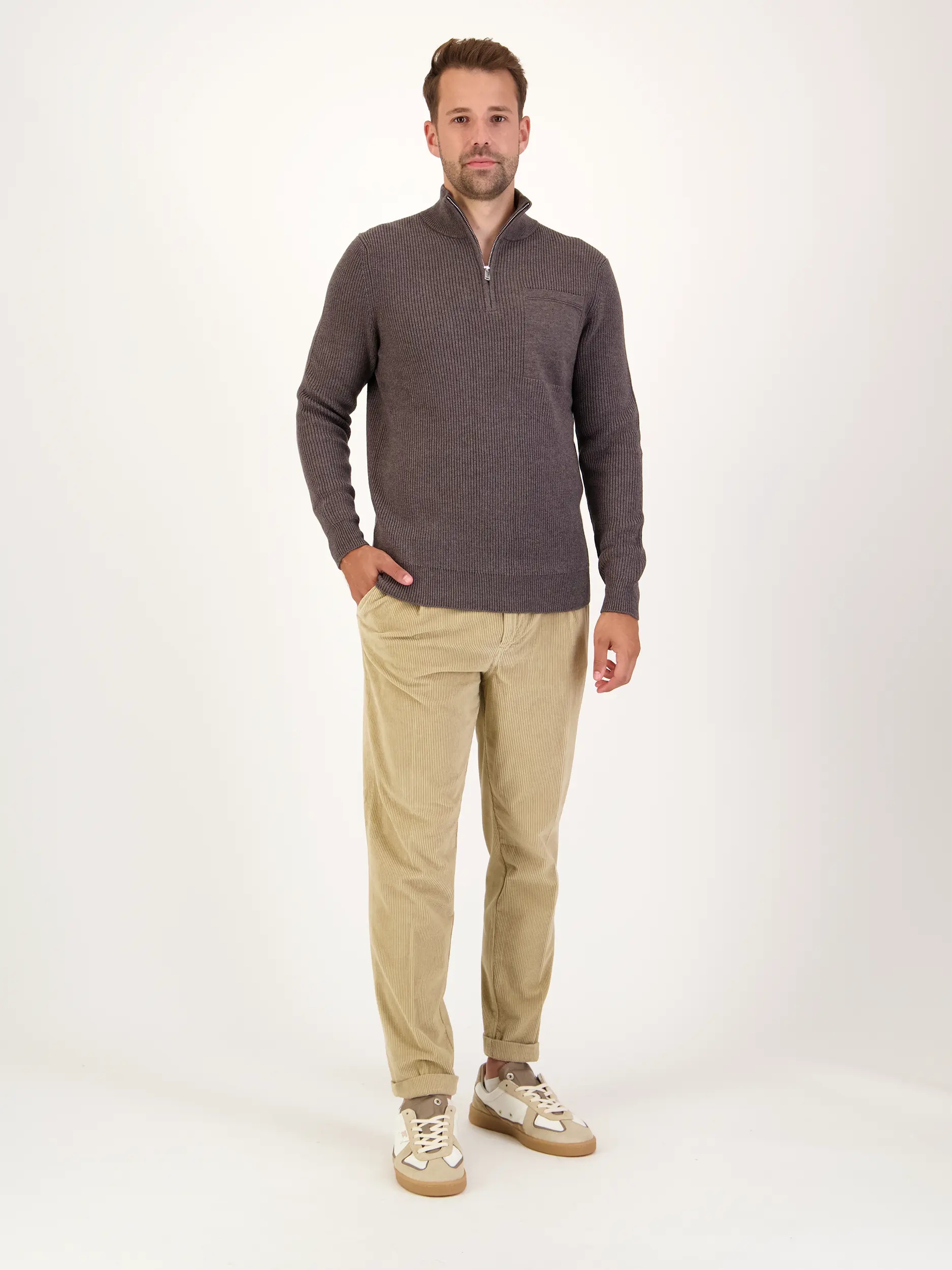Cordhose 'Joec' - Artikel Teil eines Outfits getragen von einem Modell - Farbe: Braun