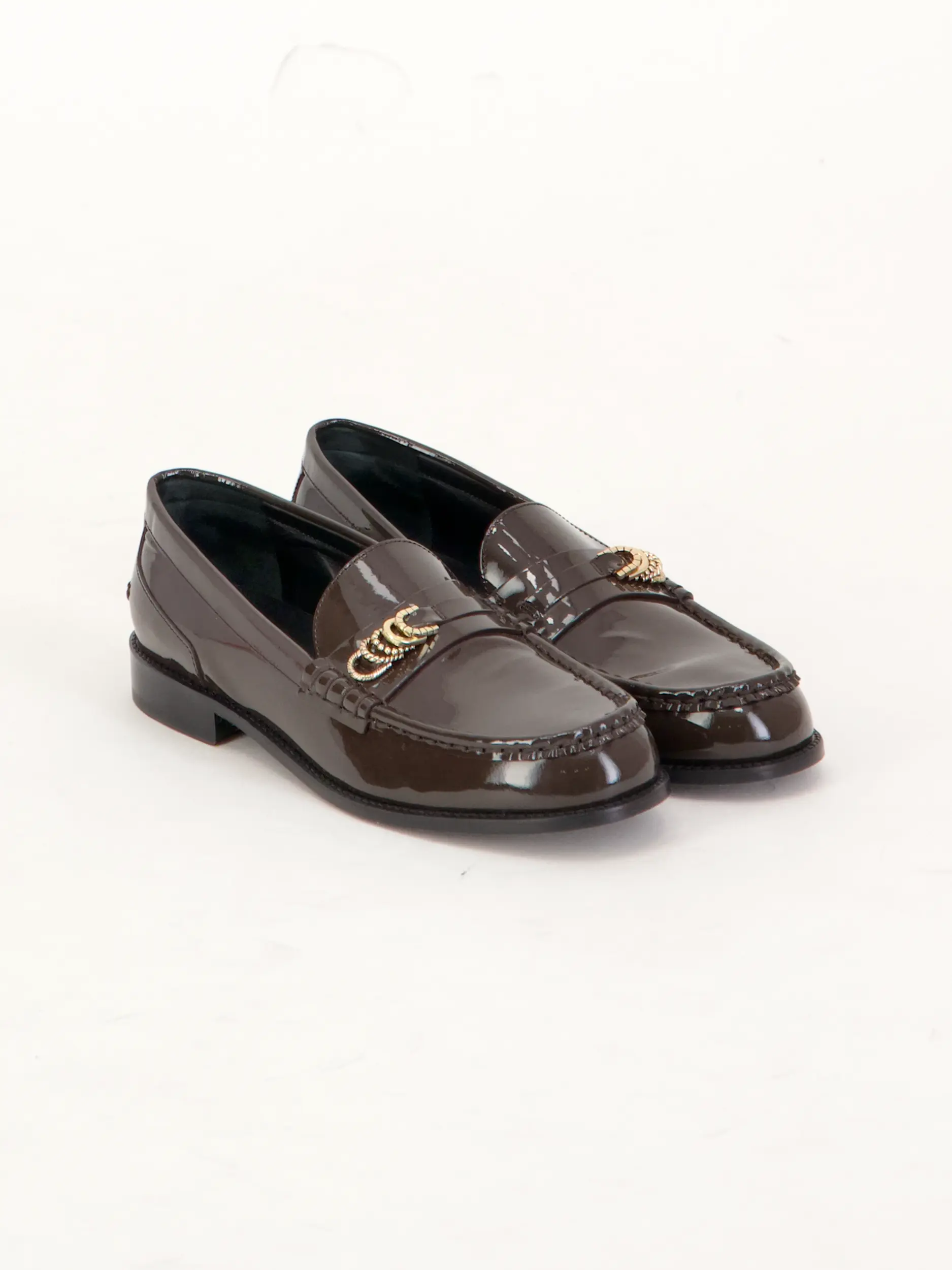Loafer 'Glossy Shine' aus Glattleder - Artikel Teil eines Outfits getragen von einem Modell - Farbe: Braun