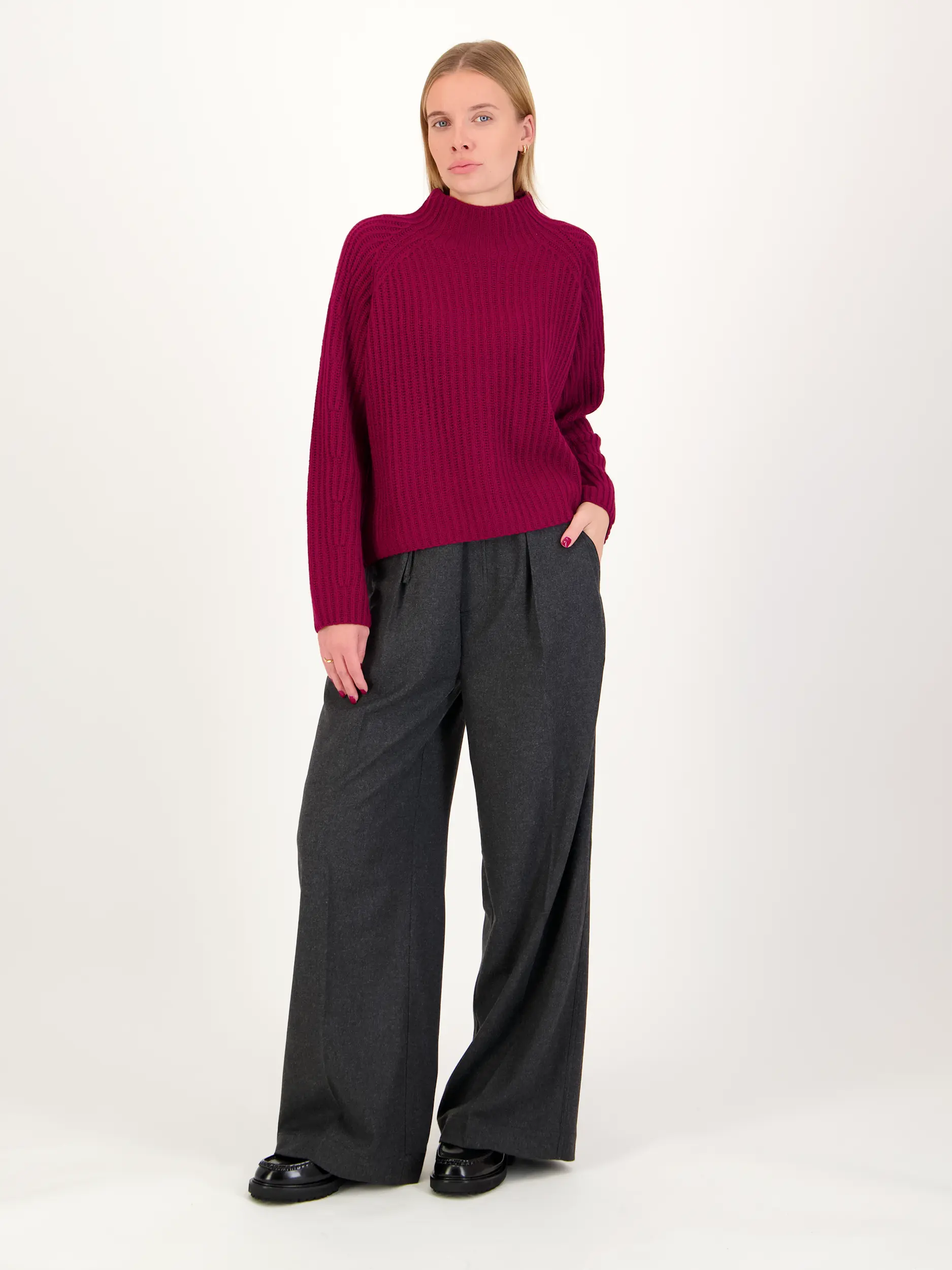 Pullover aus Kaschmir langarm - Artikel Teil eines Outfits getragen von einem Modell - Farbe: Rot