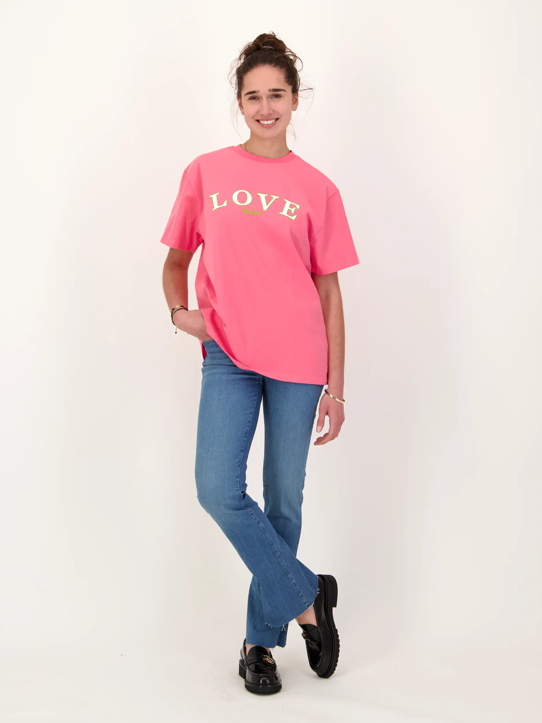 T-Shirt 'Love' - Artikel Teil eines Outfits getragen von einem Modell - Farbe: Rosa&Pink
