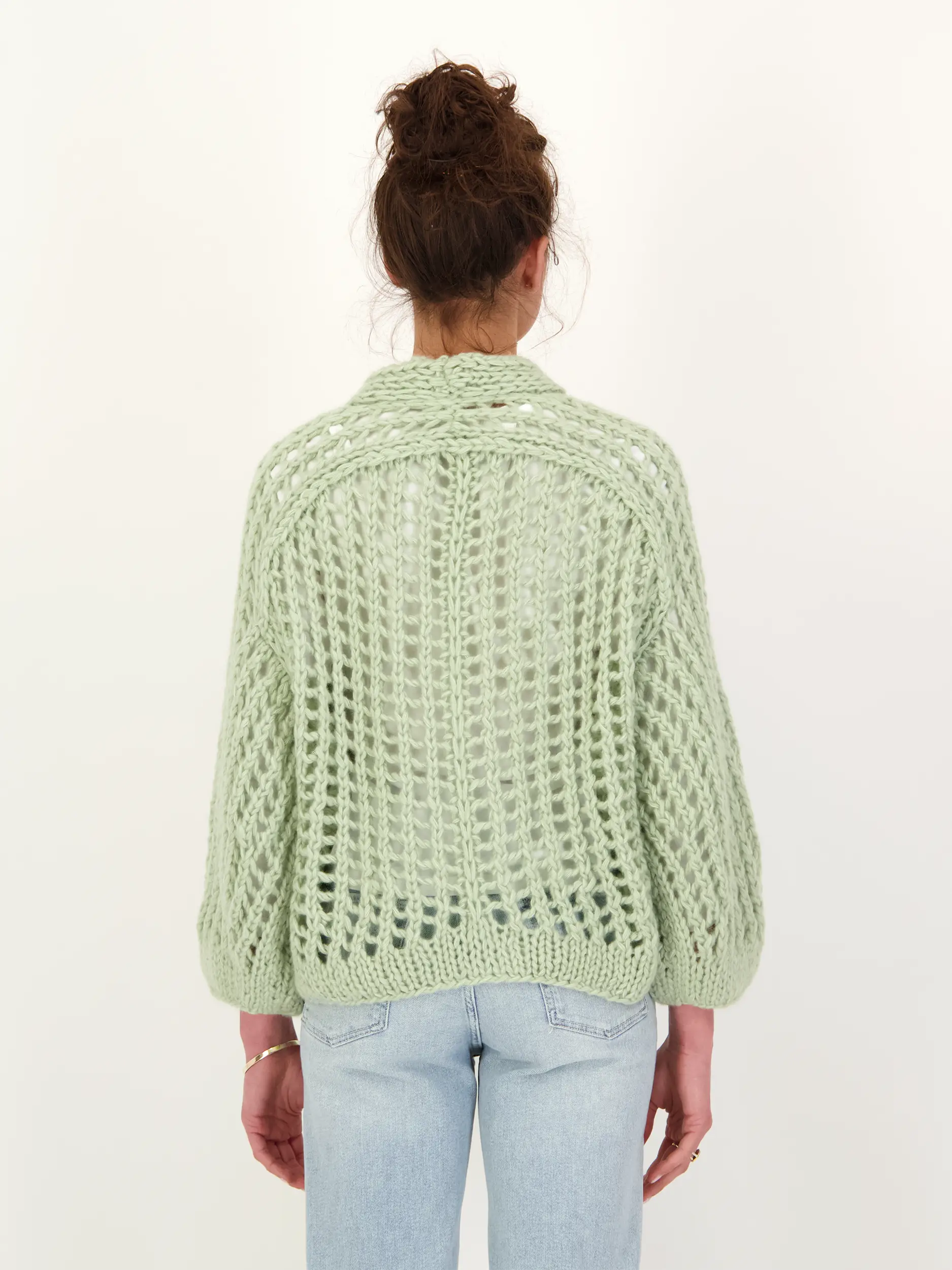 Strickjacke 'Ivenya' - Artikel Rückseite getragen von einem Modell - Farbe: Grün