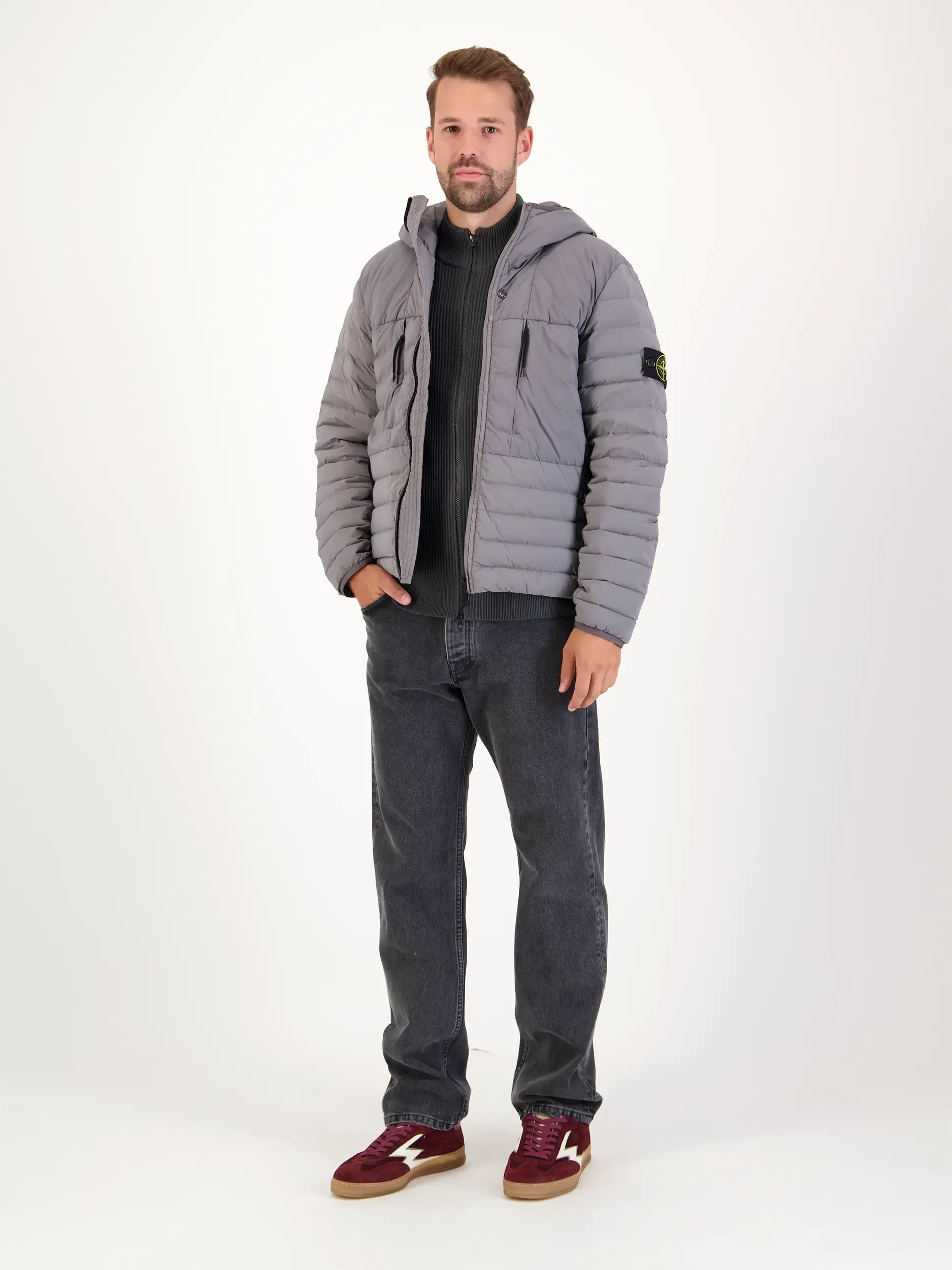 Strickjacke aus Schurwolle langarm - Artikel Teil eines Outfits getragen von einem Modell - Farbe: Grau