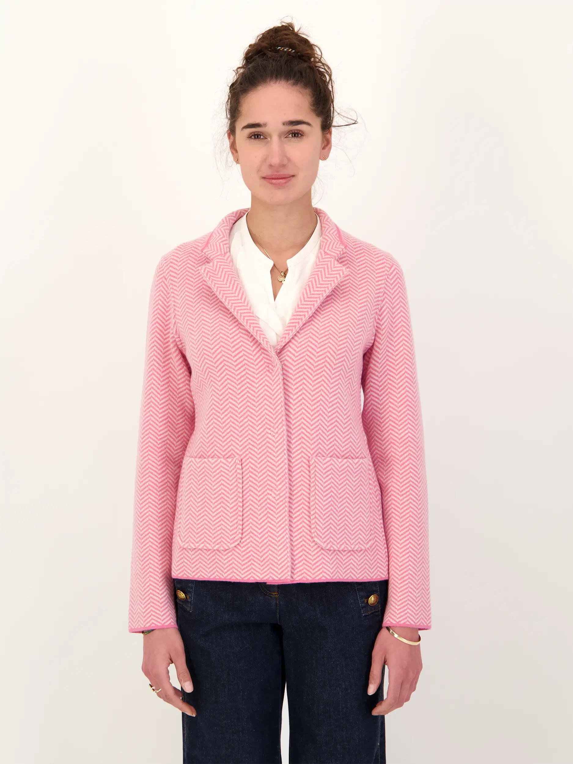 Strickblazer aus Wolle  - Artikel Vorderseite getragen von einem Modell - Farbe: Rosa&Pink