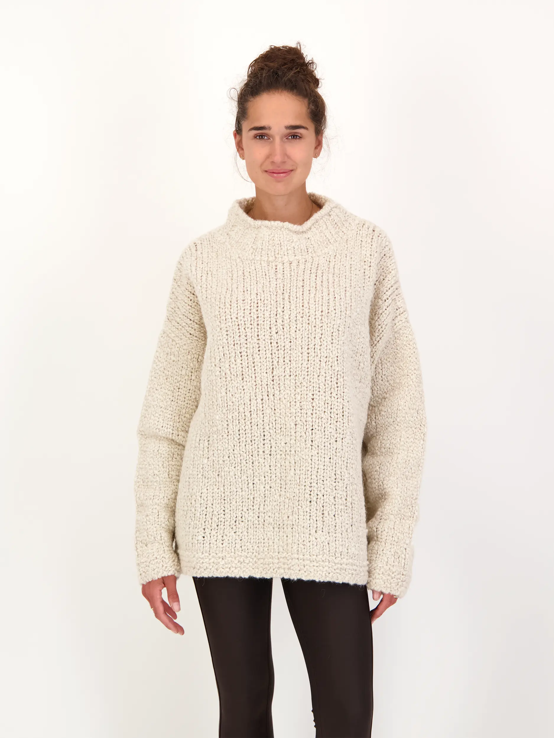 Pullover 'Granny' langarm - Artikel Vorderseite getragen von einem Modell - Farbe: Creme