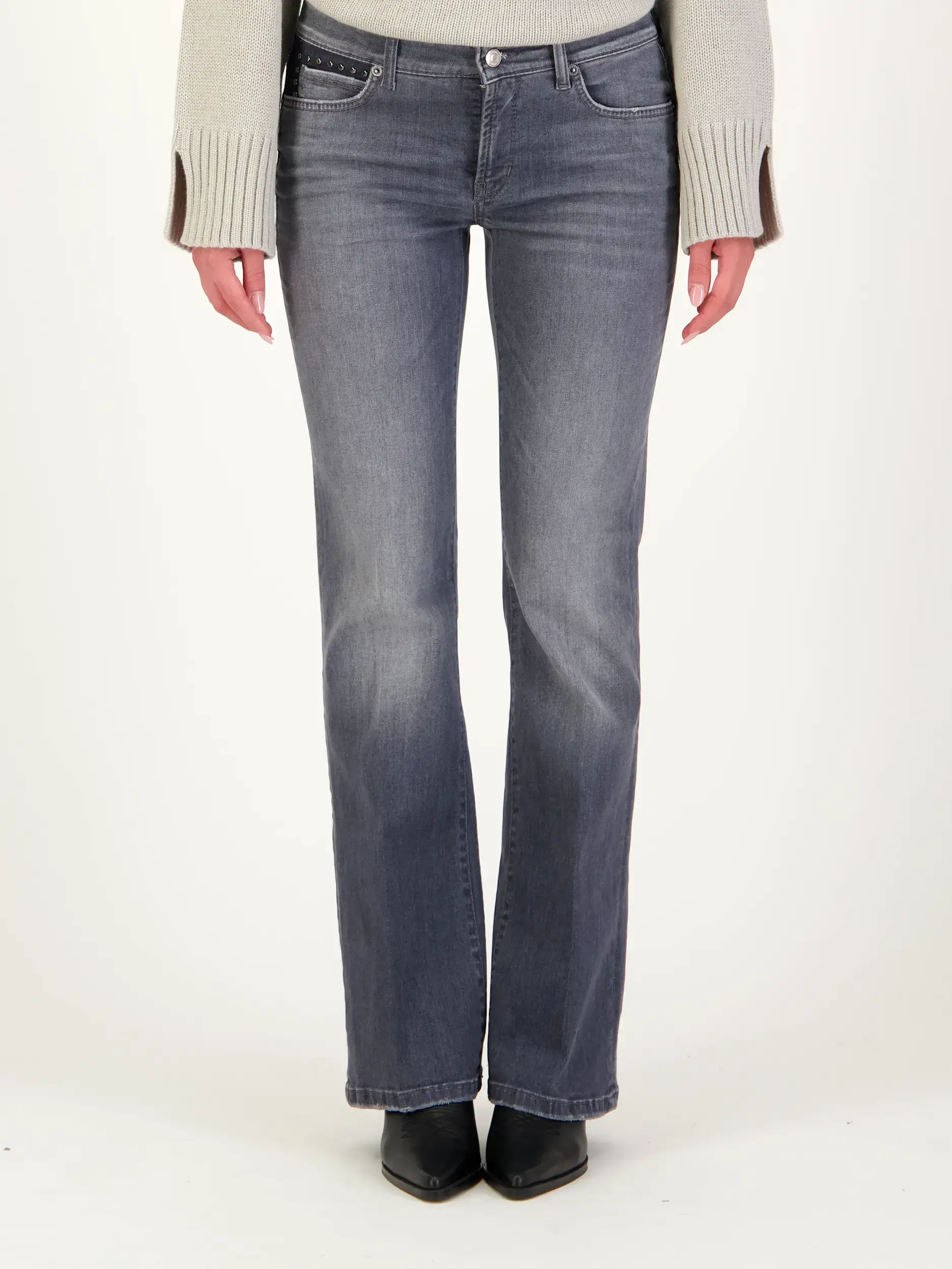 Low Rise Flared Leg Jeans 'Paris' - Artikel Vorderseite getragen von einem Modell - Farbe: Grau