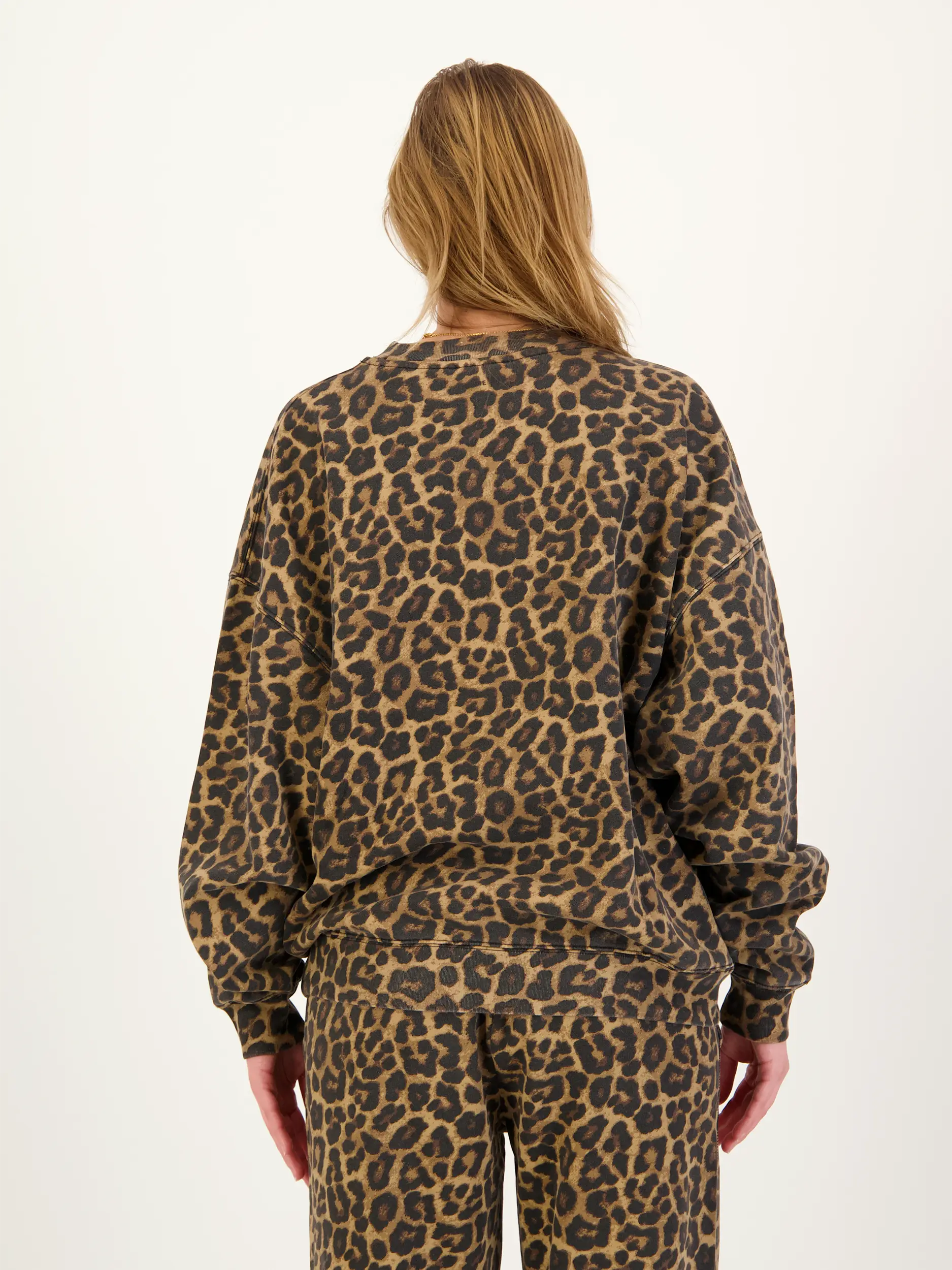 Sweatshirt mit Leo-Print - Artikel Rückseite getragen von einem Modell - Farbe: Braun Sweatshirt mit Leo-Print - Artikel Rückseite getragen von einem Modell - Farbe: Braun