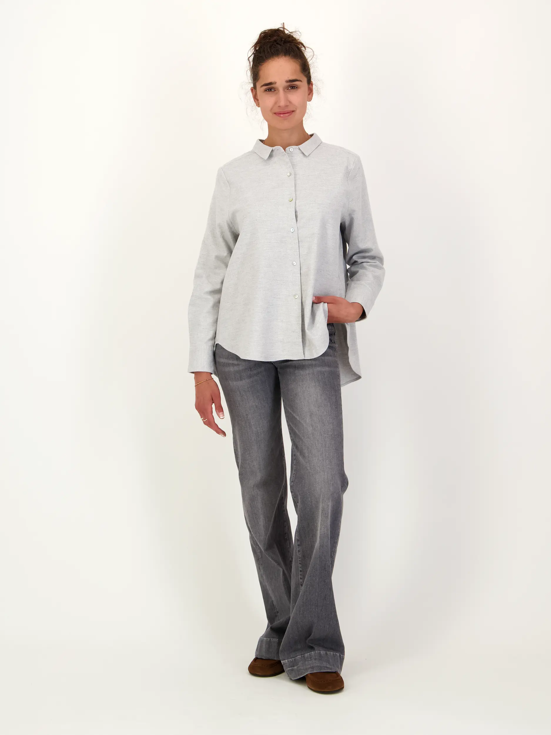 Bluse langarm - Artikel Teil eines Outfits getragen von einem Modell - Farbe: Grau