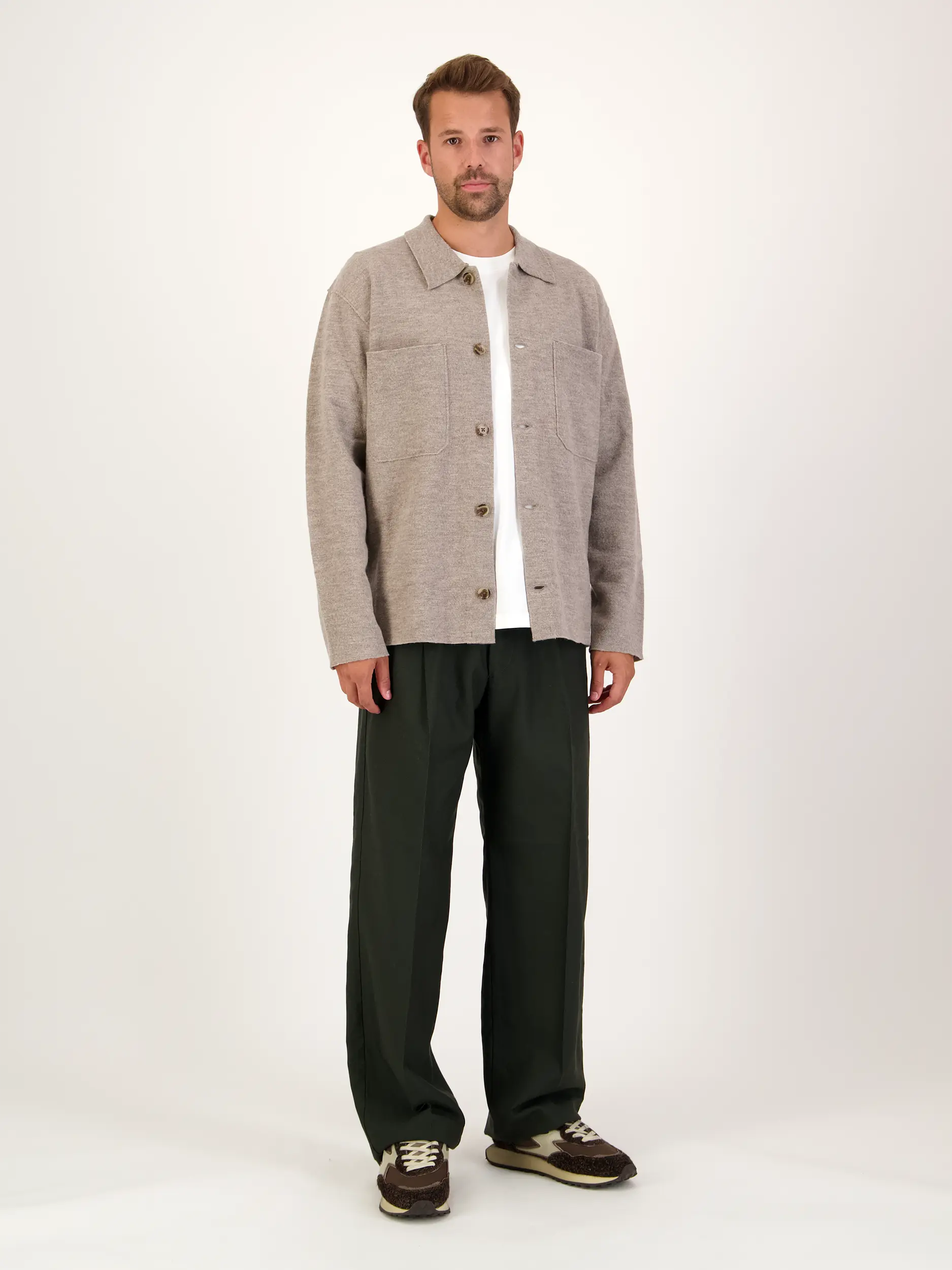 Overshirt 'Jonas' aus Wolle - Artikel Teil eines Outfits getragen von einem Modell - Farbe: Braun